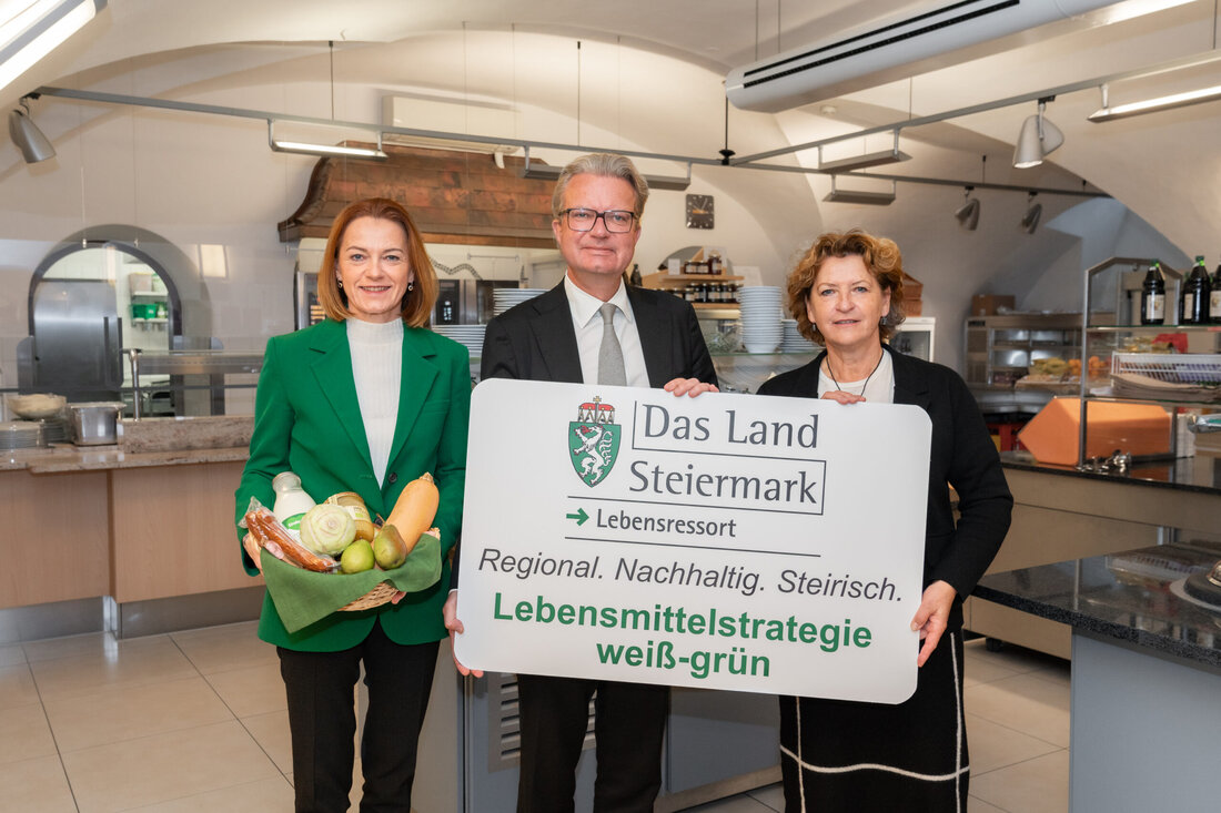 Die Steiermark setzt mit der „Lebensmittelstrategie weiß-grün“ auf Regionalität, Saisonalität und Nachhaltigkeit. Mit konkreten Maßnahmen soll die Eigenversorgung gestärkt und die Landwirtschaft modernisiert werden.