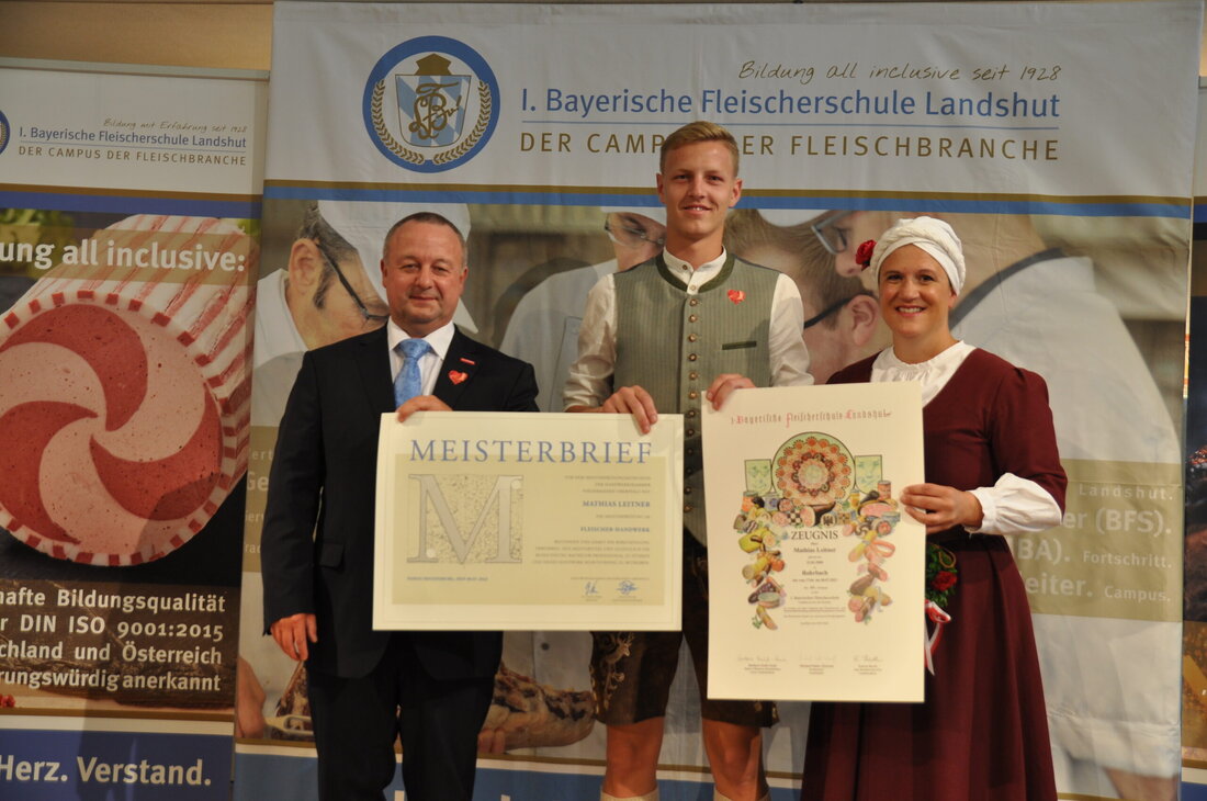 Bayerische Fleischerschule Landshut: Meisterhafte Leistungen. Der 451. Meisterkurs der 1. Bayerischen Fleischerschule Landshut war fest in rot-weiß-roter Hand: Vier Österreicher – darunter auch eine erfolgreiche Fleischerin – erhielten den ersehnten Meisterbrief, zwei weitere aus anderen Kursen ebenfalls.
