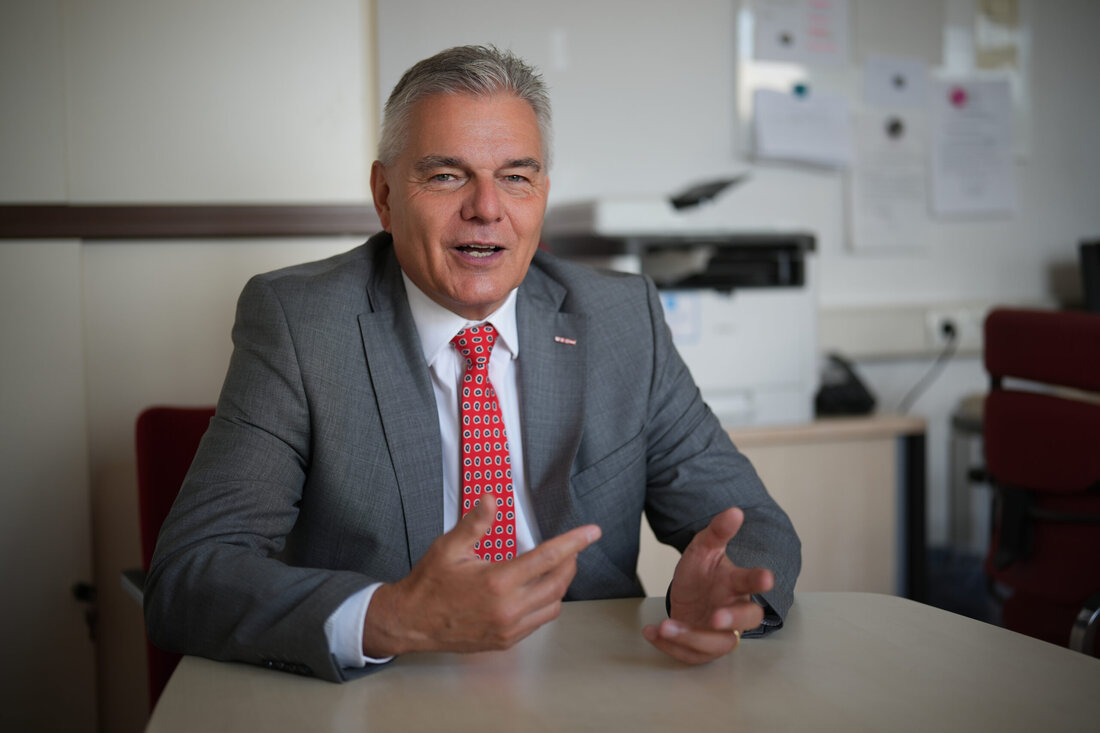 Leo Jindrak wurde kürzlich als Bundesinnungsmeister des Lebensmittelgewerbes bestätigt. Im Interview spricht der engagierte Branchenvertreter über bürokratische Hürden, notwendige Reformen, die Bedeutung von Wettbewerben – und warum das Handwerk bei der Nachwuchsarbeit stärker in die Öffentlichkeit treten muss.