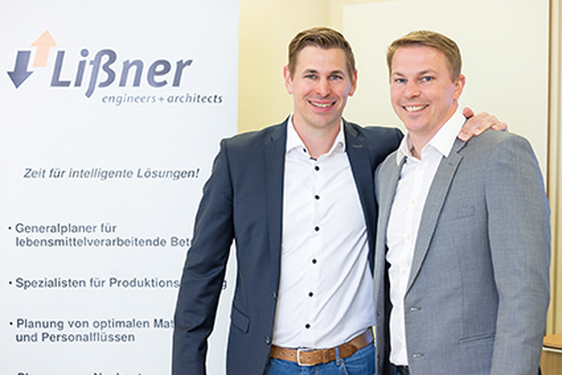 Seit über 30 Jahren gestaltet Lißner engineers + architects Neubauten, Umbauten und Erweiterungen von Produktionsanlagen nach den neuesten Standards für die Lebensmittelbranche. Auf der Anuga FoodTec 2024 in Köln demonstrierte das Unternehmen aus Norddeutschland eindrucksvoll, wie es durch professionelle Unterstützung sowohl bei Neubauten als auch bei der Modernisierung bestehender Betriebe die Effizienz signifikant steigert und den Energieverbrauch senkt. Material- und Personalfluss: Optimierung von Wegen und Abläufen Das Expertenteam aus Appen besitzt umfassendes Fachwissen in der Lebensmittelproduktion und kennt die branchenspezifischen Prozesse bis ins kleinste Detail. Lißner engineers + architects plant die Produktionsstätten von innen heraus, basierend auf detaillierten Daten zu …