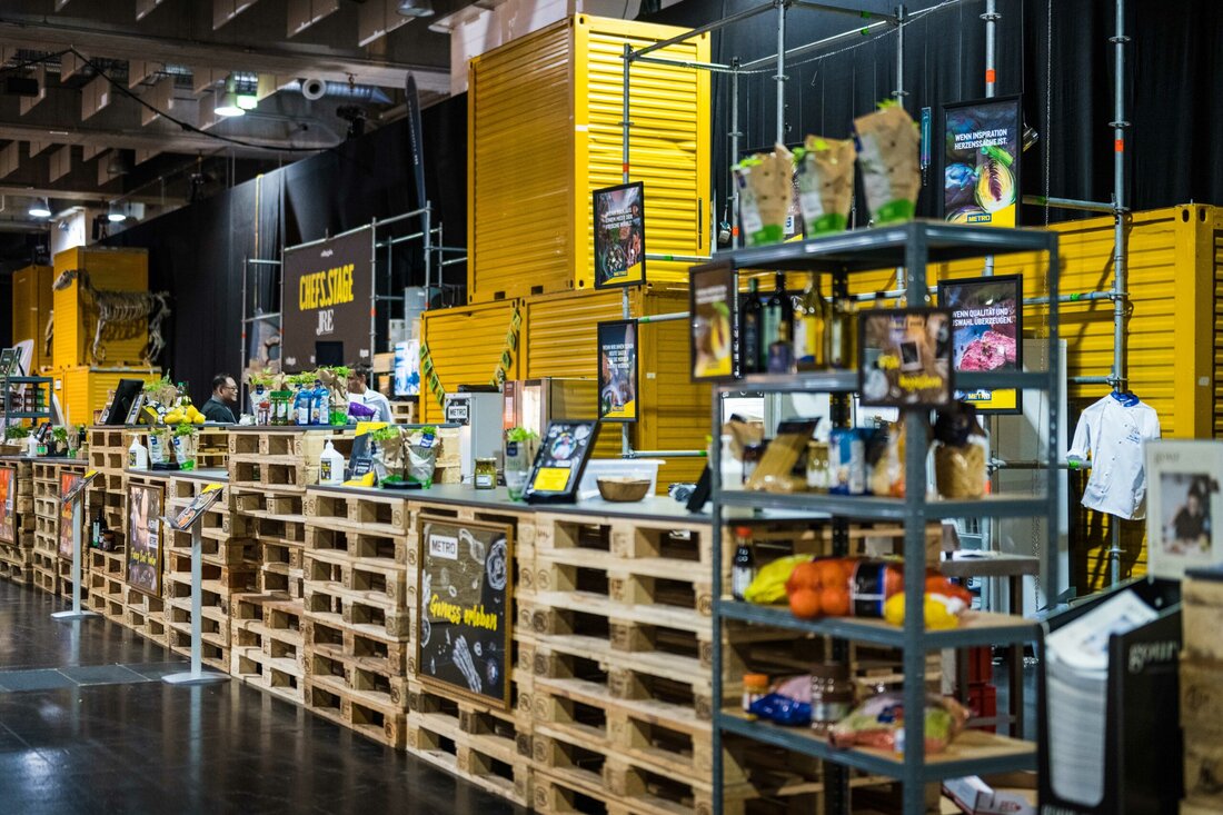 Wenn von 22. bis 23. Mai die Rollin Pin Convention in Graz über die Bühne geht, sind auch METRO und AGM wieder als Partner mit dabei. In der Chef.Days-Area und der Bar.Days-Area wird die Marken- & Produktvielfalt präsentiert und in fünf Showküchen Inspiration und Genuss erlebbar gemacht. METRO übernimmt auch heuer wieder die Patronanz für die „100 Best Chefs Austria“, für den „Besten Barkeeper des Jahres“ und die „Jungen Wilden“ aus der Partnerschaft mit AGM. Das Credo beschreibt den weiteren Weg #NoFear und #SpeedMatters und Kunden sollen vom Besten aus beiden Welten noch mehr profitieren.