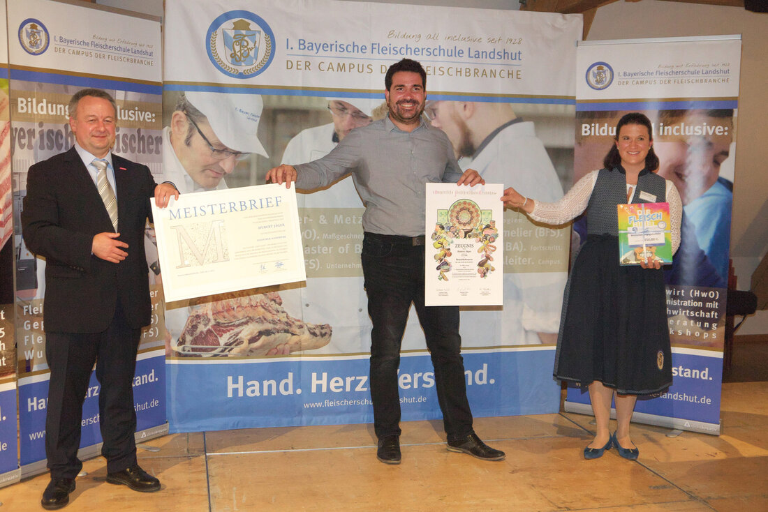 Als Bester von 24 Absolventen hat Hubert Jäger aus Markt Schwaben den 445. Meisterkurs an der 1. Bayerischen Fleischerschule Landshut abgeschlossen und wurde für diese Spitzenleistung ausgezeichnet. „Sie haben Ihr Wissen optimal abgerufen – darauf können Sie zu Recht stolz sein“, würdigte Schul-Geschäftsführerin Barbara Zinkl den Abschluss des 37-Jährigen. Sie überreichte ihm als Belohnung neben einem passenden berufskundlichen Buchgeschenk („Die Fleischbibel“) einen Weiterbildungsgutschein über 150 Euro für Kurse an der 1928 gegründeten Lehreinrichtung. Auch Christian Läpple, Vizepräsident der Handwerkskammer Niederbayern-Oberpfalz, und Schul-Gesellschafterin Katrin Barth lobten bei einer Feier vor 50 Gästen die Leistung des Jungmeisters aus dem Landkreis Ebersberg in …