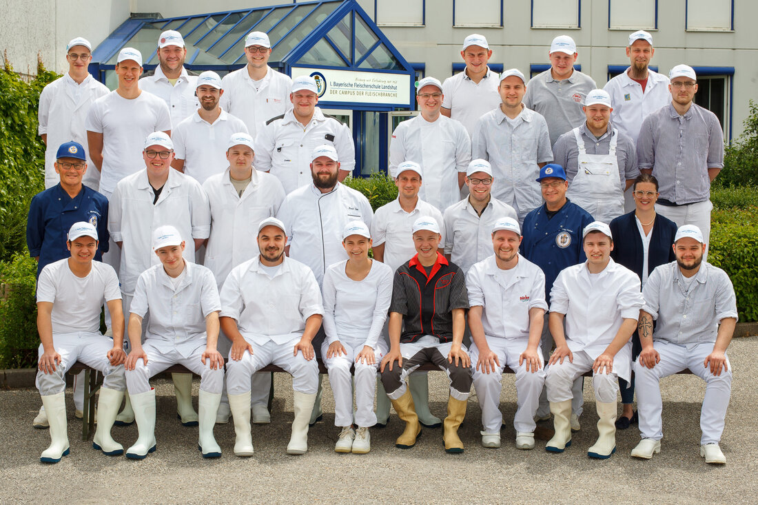 „Als Meister habt’s uns wieder!“: Drei von 32 erfolgreichen Absolventen im 448. Landshuter Kurs aus kamen aus Österreich – Das internationales Flair ist vorprogrammiert. 