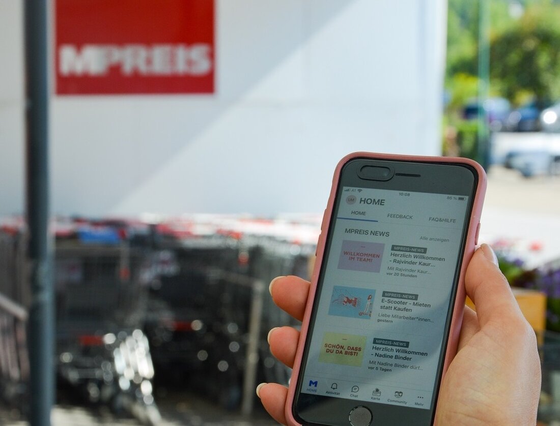 Der offizielle Startschuss für die MIA App erfolgte am 1. Februar 2022. Nach einem halben Jahr zieht der Tiroler Lebensmittelhändler MPREIS eine positive Bilanz. Mit Ende August nutzten mehr als 3.750 der 6.000 Mitarbeiter:innen aktiv die MIA App. Ein Großteil von ihnen hätte sich bereits in den ersten Tagen und Wochen, nachdem MIA online gegangen war, registriert, um die App zu nutzen. „Das ist eine klare Bestätigung, dass die Digitalisierung der internen Kommunikation die richtige Entscheidung war und künftig noch mehr an Bedeutung gewinnen wird,” so Natalie Seidel, Leitung Kommunikation, PR und Kundenservice bei MPREIS. App fördert die Vernetzung Ziel …