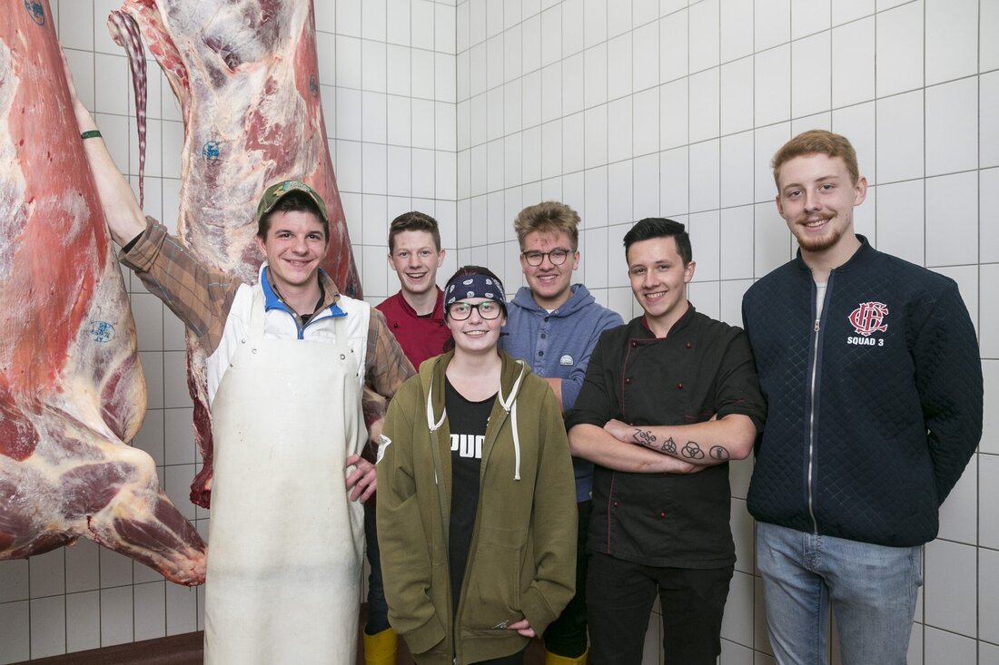 Der Tisch im Ötztal ist mit regionalen Produkten reich gedeckt. Vom Grauvieh bis Bergschaf, Granten und Steinpilze, Forelle, Brot, Apfel, Käse, Honig und Wein. „Umso wichtiger ist es deshalb für junge Menschen, die sich für einen Beruf in der Gastronomie, Hotellerie und im Tourismus entschieden haben, die guten Dinge des Tales zu kennen“, sagt Dominik Linser von Ötztal Tourismus und Projektkoordinator der neuen Genussbotschafter-Ausbildung. „Wir versuchen Lehrlinge aus der Gastronomie mit den einheimischen Produzenten zusammenzubringen und sie für regionale Produkte zu sensibilisieren, aber auch ihre Fähigkeiten und Fertigkeiten zu stärken, damit sie lernen, wie man mit regionalen Produkten arbeitet. Dazu …