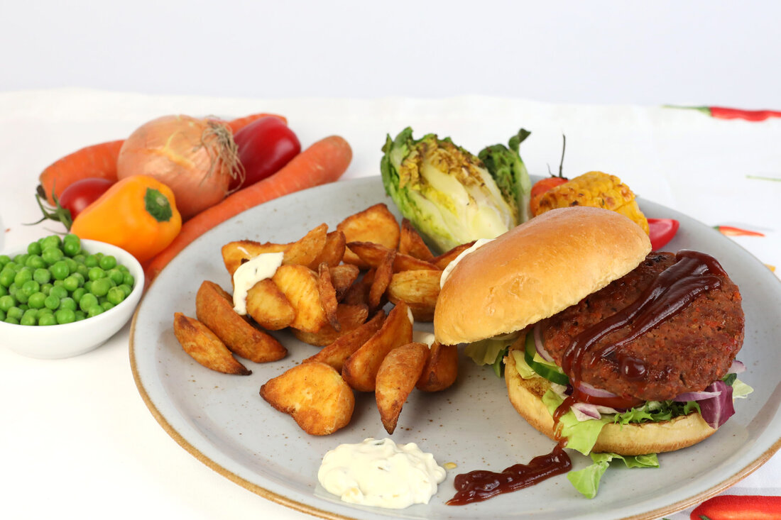 Man kann an den Klimawandel denken, an Konsumenten, die ihren Fleischkonsum etwas reduzieren möchten, man kann aber auch schlicht an gutes Essen denken. Der Obertrumer Geschmacksspezialist Raps hatte bei der Entwicklung seiner Meatblend-Serie vermutlich all das im Fokus. Egal ob Bratwurst oder Faschiertes, wer kostet kommt nur schwer auf den Gedanken gerade ein fleischreduziertes Produkt gegessen zu haben. Saftig, fleischiger Biss, feine Röstaromen und in der Optik kaum von einem traditionell hergestellten Produkt zu unterscheiden, so die Anmutung von einem Fleischlaiberl mit 30% reduziertem Fleischanteil. Feine Gaumen erkennen einen leicht gemüsige Note mit Paprika, Tomate und Karotte in der Faschiertenmasse, …