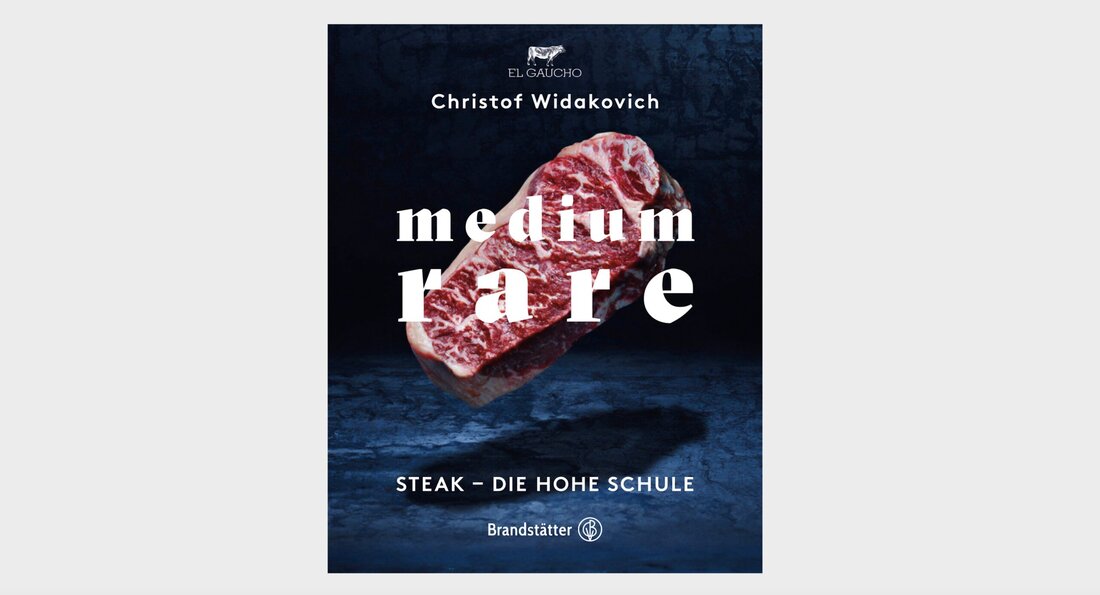 Knusprig, saftig und von Röstaromen getragen: Steak ist für viele ganz einfach die Essenz von wirklich gutem Essen. Wobei, einfach ist es bei genauer Betrachtung eigentlich nicht. Wie gelingt nun das perfekte Steak? Welche Rinderrassen sind dafür gemacht, saftige Steaks zu liefern? Und warum muss selbst zartester Lungenbraten erst wochenlang reifen, bevor er in der Pfanne zu Chateaubriand werden darf? Das perfekte Steak Das perfekte Steak zu braten, ist eine Kunst, die wenige beherrschen. Einer jedoch kann es besonders gut: Christof Widakovich, der Steak-Spezialist und Küchendirektor der „el Gaucho“-Restaurants. In seinem neuen Buch verrät der Steak-Maestro jetzt viele seiner Geheim- nisse, …
