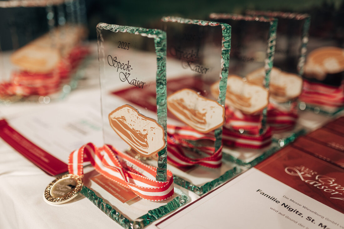 Ein Jubiläum, das Maßstäbe setzt Die Produktprämierungen der AB HOF Messe gelten seit Jahrzehnten als Fixpunkt für Qualität in der Direktvermarktung. Wer hier eine Auszeichnung erhält, demonstriert höchste handwerkliche Sorgfalt, sensorische Präzision und authentischen Geschmack. 2026 wird die Messe in Wieselburg (6. bis 9. März) vom 30-jährigen Jubiläum der beiden traditionsreichsten Bewerbe begleitet: „Das goldene Stamperl“ und „Die goldene Birne“. Mittlerweile umfasst das Prämierungsprogramm acht Bewerbe – ein eindrucksvolles Zeichen für die Vielfalt bäuerlicher Lebensmittelproduktion. Verkostungen im Herbst und Winter Bereits im Herbst fanden die Verkostungen für den „Brot-Kaiser 2026“ und „Fisch-Kaiser 2026“ statt. Anfang Dezember folgt der „Pasta-Kaiser 2026“, …