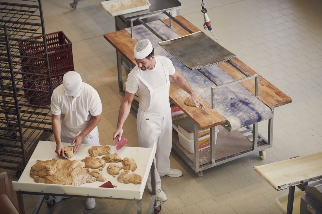 Mewa erweitert seine Kollektion "Move" um die hygienische Variante "Move Clean" für die Lebensmittelindustrie. Mit bequemem Sitz, professionellem Look und zertifizierter Qualität erfüllt "Move Clean" alle Anforderungen an Hygienekleidung. Die Kollektion umfasst Bundjacken, Bundhosen, Latzhosen und Arbeitsmäntel. Mit dem Mix-and-Match-Prinzip können verschiedene Bekleidungsstücke kombiniert werden. Mewa legt großen Wert auf Tragekomfort und Funktionalität, getestet von den eigenen Mitarbeitern.