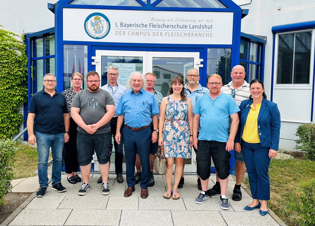 Bei der Mitgliederversammlung des Verbandes "Absolventen und Freunde der 1. Bayerischen Fleischerschule" wurde der aktuelle Vorstand entlastet und einstimmig im Amt bestätigt. Das Thema Fachkräftemangel im Handwerk stand im Fokus der Veranstaltung. Über 500 gut ausgebildete Fach- und Führungskräfte verlassen jährlich die Fleischerschule und suchen nach Jobangeboten. Eine Ehrenblatt-Verleihung würdigte sechs langjährige Mitglieder für ihre Verdienste rund um den Verband.
