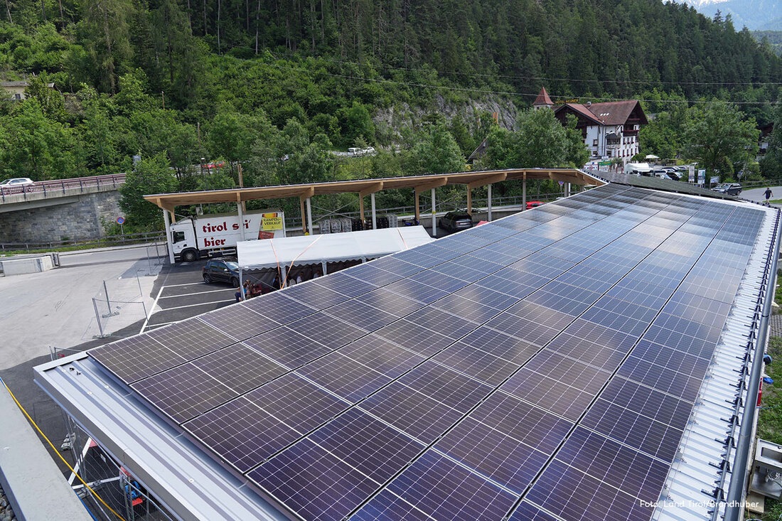 Der Fleischhof Oberland setzt auf nachhaltige Energie: Neue Photovoltaikanlage spart CO2 und versorgt den Betrieb mit sauberem Strom. Umstellung auf Elektromobilität geplant.