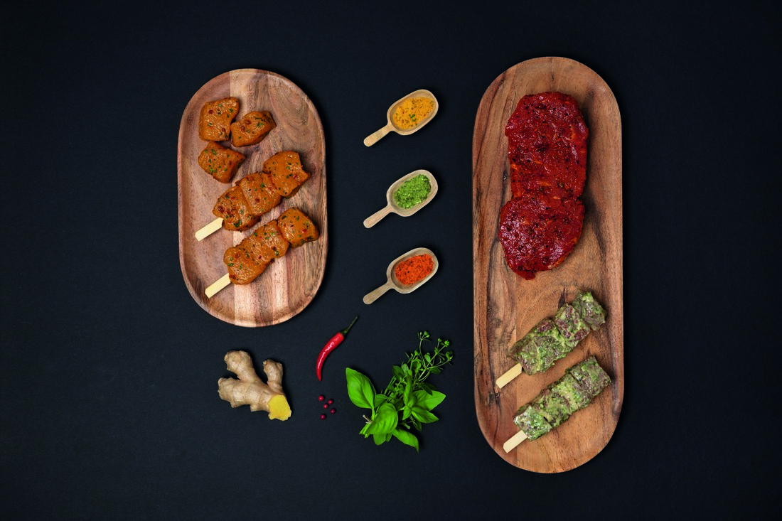 Grillweltmeister Adi Matzek ist ein absoluter Könner mit der Grillzange: Für Fleisch & Co hat der Maestro sieben Tipps zusammengestellt, wie Fleischer:innen den Hype rund ums Grillen vielleicht besser nutzen können.
