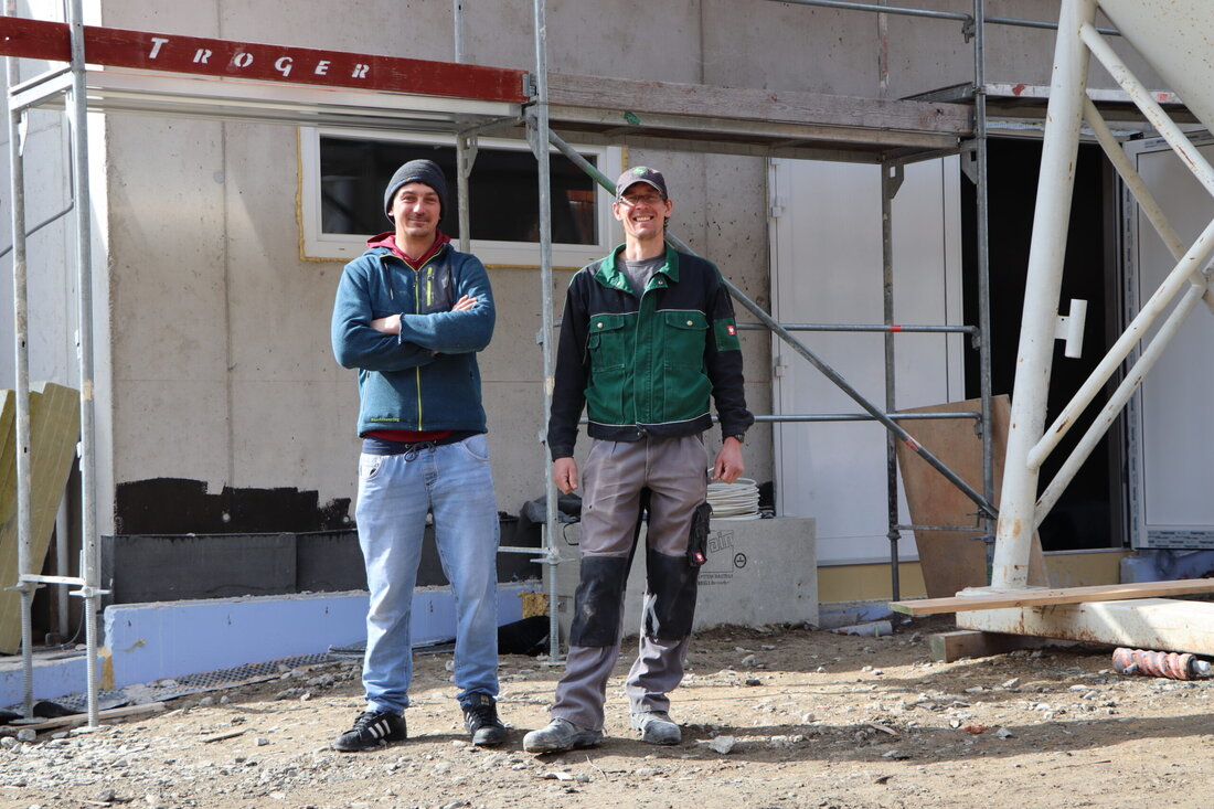 Regionale Lebensmittelproduktion und Direktvermarktung stehen auf dem Biohof von Bernhard und Isabella Stemberger in St. Veit in Defereggen seit Jahren im Fokus. Neben der Rinderzucht und der Milchwirtschaft bzw. -verarbeitung schufen sich die Landwirte im Jahr 2018 mit der Haltung von Bio-Hühnern und der Vermarktung der „Bio-Goggelen“ ein weiteres Standbein. Nun wagen die Stembergers den nächsten Schritt, um ihre Produkte weiterhin mit bester Qualität in professioneller Manier anbieten zu können. Im Herbst 2021 wurde mit den Bauarbeiten für eine Schlachtstelle samt Verarbeitungsräumlichkeiten, Hofsennerei, Eierlager mit Packstelle und einem größeren Hofladen sowie drei Ferienwohnungen begonnen. Das Qualitätsfleisch Für den Schlachthof wurde …