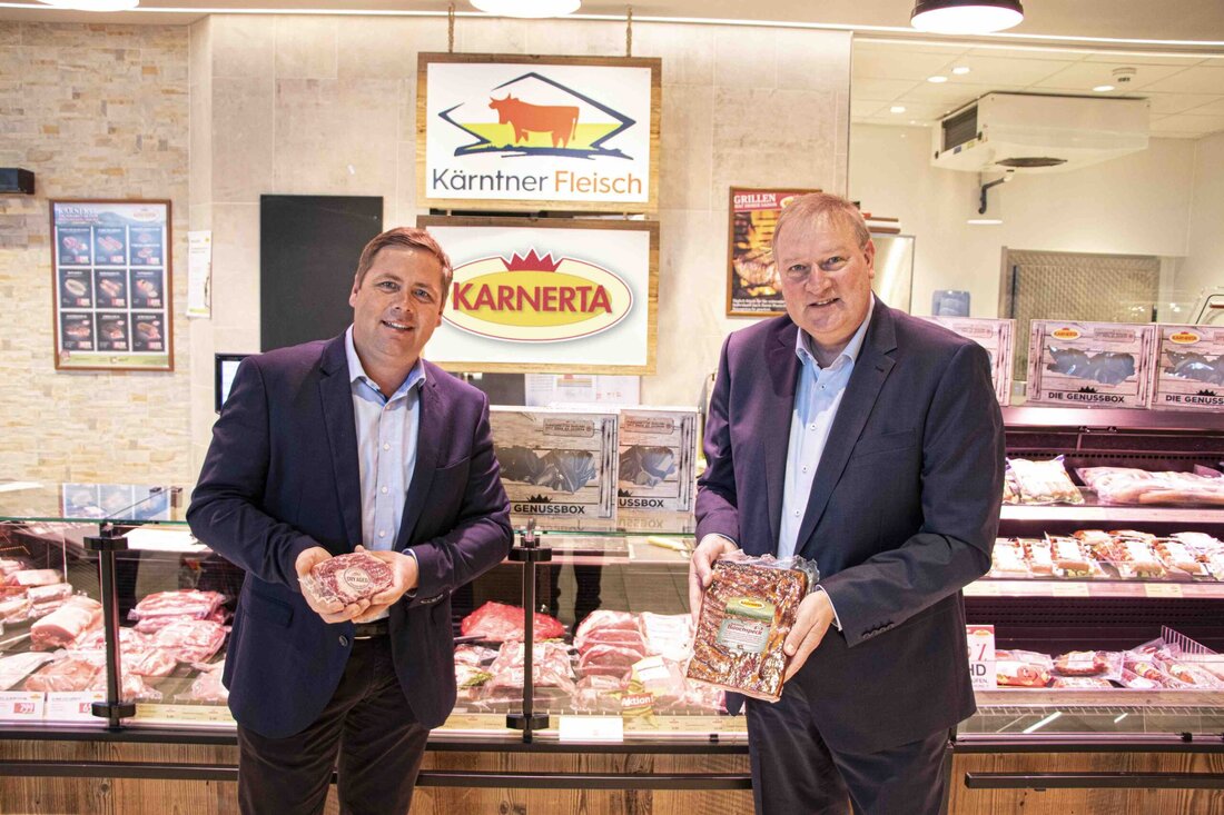 Karnerta und Genossenschaft Kärntner Fleisch kooperieren schon seit Jahrzehnten und gehen künftig noch stärker gemeinsame Wege: Karnerta, ein Unternehmen der Linzer Vivatis-Gruppe, und die Bäuerliche Genossenschaft Kärntner Fleisch bündeln ihre Aktivitäten, um das Angebot an Frischfleisch und veredelten Fleischspezialitäten aus Kärnten für den Kunden zu erweitern. Tragende Säulen dieser Zusammenarbeit sind regionale Rohstoffe, Transparenz, das „Nose-to-Tail-Prinzip“ sowie auch Tierwohl und Nachhaltigkeit. Kärntner Fleisch: Regionalität, Qualität und Transparenz Regionalität, höchste Produkt- und Servicequalität sowie volle Transparenz in Bezug auf Herkunft und Verarbeitung stehen bei der Bäuerlichen Genossenschaft Kärntner Fleisch (BVG) und KARNERTA seit jeher im Fokus. Auf Basis dieser gemeinsamen Werte …