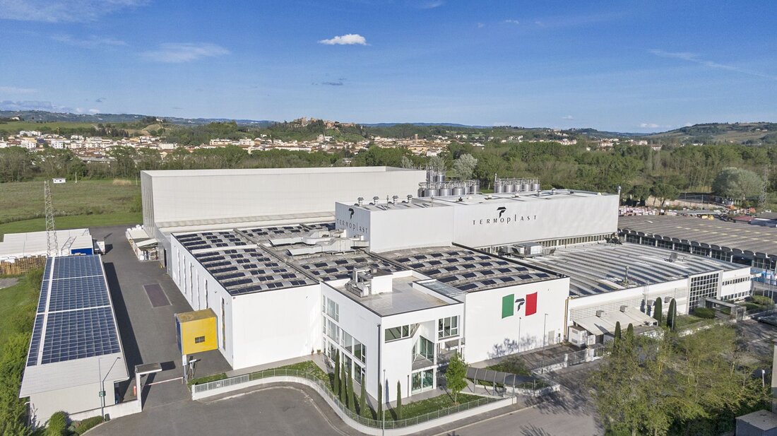 Mit Spezialisierung auf recyclierbare Folien ist die Termoplast S.r.L. einer der Vorreiter bei nachhaltiger Folienerzeugung in Europa. Die zu 100 % recyclierbaren Folien überzeugen mit ausgezeichneten Verarbeitungsmöglichkeiten in allen Druckverfahren und auch für Spezialanwendungen für Industrieunternehmen, sowie die Lebensmittel-, Medizin- und Pharmaindustrie. Geringste Materialstärke mit höchster Barrierefunktion und idealer Weiterverarbeitung Die Termoplast betreibt auf 26.500 Quadratmetern Produktionsfläche am Standort in Gambassi Terme / Florenz einen Maschinenpark mit modernsten und energieeffizienten Anlagen für die Folienherstellung. Das umfangreiche Produktportfolio umfasst beispielsweise nachhaltige siegelfähige Folien, Barriere- und Hochbarrierefilme sowie abziehbare und wiederverschließbare Folien. Das Unternehmen setzt ganzheitlich auf Ressourceneffezienz: Die recyclierbaren MDO-PE Filme …
