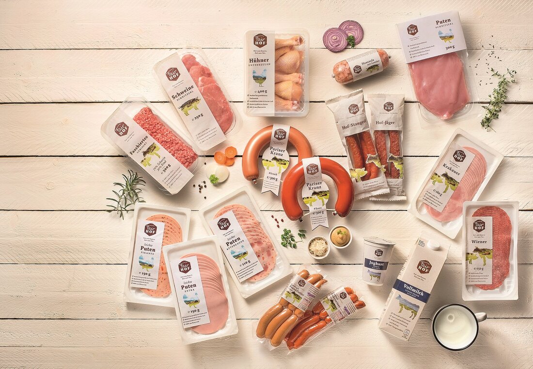 Hofer begrüßt den kürzlich von Aldi Süd verkündeten Entschluss, bis 2030 das gesamte Frischfleisch-Sortiment auf ein noch höheres Level bei Tierwohl-Haltungsformen umzustellen. Hofer hat einen ähnlichen Schritt in Richtung Tierwohl bereits 2017 gesetzt. Mit der Tierwohl Eigenmarke FairHOF setzte der Diskonter schon damals als Pionier ein deutliches Ausrufezeichen im gesamten Lebensmittelhandel und FairHOF gilt seither als Impulsgeber für eine nachhaltige und faire Tierhaltung in der konventionellen Landwirtschaft. Die Entscheidung von Aldi Süd zahlt ebenso zu 100 % auf die gemeinsame Vision einer Zukunft mit hohen Tierwohl-Standards ein. Hohe Fleischqualität in Österreich Hofer und Aldi Süd setzen zur Erfüllung ihrer Tierwohl-Vision konkrete, …