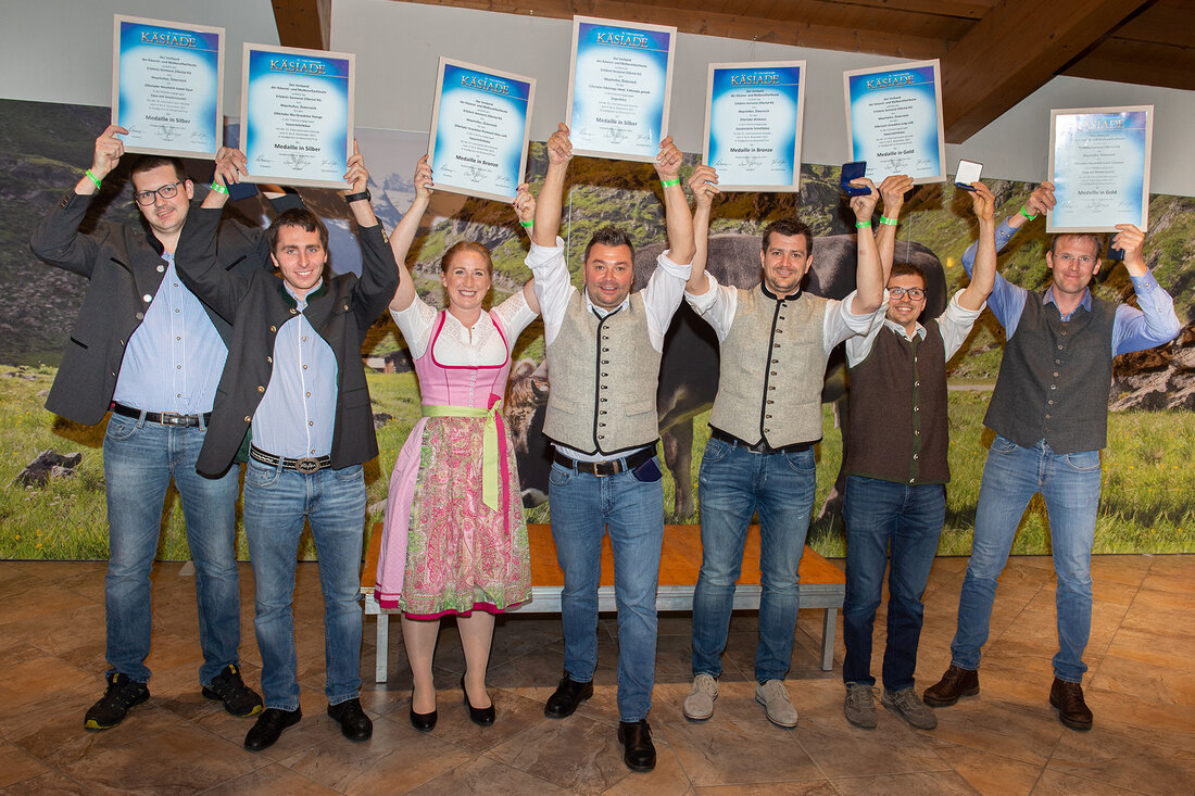 Alle zwei Jahre findet in Hopfgarten in Tirol die Internationale Käsiade statt – ein Wettbewerb von Käserei- und Molkereispezialisten aus dem In- und Ausland. Die Fachjury bewertete Milchprodukte aus verschiedenen Ländern und zeichnet die besten mit Gold, Silber und Bronze aus. Der Geschmack und die Textur stehen hier besonders im Fokus. Die Erlebnissennerei Zillertal erhielt gleich 7 Medaillen für ihre hochwertigen Käsespezialitäten aus Heumilch: Gold Zillertaler Graukäse Jung aus Heumilch Safran-Diamant – aus der Range der Zillertaler Käsejuwelen aus Heumilch Silber Zillertaler Edelziege aus Heumilch Zillertaler Bio-Graukäse aus Heumilch Hanf-Opal – aus der Range der Zillertaler Käsejuwelen aus Heumilch Bronze …