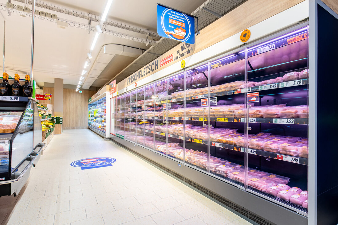 Mit dem neuen Tierwohl-Label „FAIRantwortung fürs Tier“ setzte Lidl Österreich einen ersten Schritt zu mehr Bewusstsein für tiergerechte Haltung. Mit einem einheitlichen Haltungskompass soll darüber hinaus für noch mehr Transparenz im Sortiment sorgen. Gefordert wird eine branchenweit einheitliche Kennzeichnung. Auch Hannes Royer, Obmann von „Land schafft Leben“, sieht die Vorteile einer einheitlichen Kennzeichnung. Ohne ersichtliche Kennzeichnung der Herkunft und Haltungsform würden die Konsumentinnen und Konsumenten weiterhin bei beinahe alle tierischen Produkten im Dunkeln gelassen. Am Beispiel Ei würde sich zeigen wie gut eine solche Kennzeichnung funktionieren kann. Größtmögliche Transparenz für verarbeitete Lebensmittel Ein solcher Kompass sollte größtmögliche Transparenz bieten und …