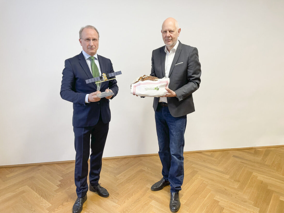 Die Landwirtschaft mit dem Produktionsfaktor Boden – einem von drei volkswirtschaftlichen Produktionsfaktoren (Boden, Arbeit und Kapital) – deckt ein Grundbedürfnis aller Menschen: die Nahrung. Das ist auch der Grund, warum jeder von uns täglich Teilder Landwirtschaft ist. Ohne Landwirtschaft kein Essen, ohne Essen kein Leben. Alle anderen Bedürfnisse kommen danach, wie Gesundheit, soziale Sicherheit, materielle Güter. Diese werden mit den Produktionsfaktoren Kapital und Arbeit erfüllt. Krieg und Klimakatastrophe gefährden Versorgungssicherheit Aber schon heute – und gerade die aktuelle Situation in der Ukraine führt uns das so deutlich wie nie zuvor vor Augen – haben wir bei gewissen Produkten wie Getreide, Kartoffeln, Obst und Gemüse …
