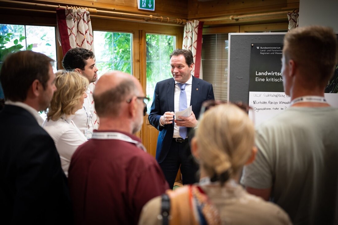  Gemeinsam mit dem Direktor des World Food Programme Global Büros Deutschland, Martin Frick, dem Generaldirektor für Landwirtschaft und ländliche Entwicklung der Europäischen Kommission, Wolfgang Burtscher, Beatrix Wepner vom Austrian Institute of Technology wie auch zahlreichen Teilnehmerinnen und Teilnehmern diskutierte Totschnig zur weltweiten Lebensmittelversorgungslage und der Komplexität von Versorgungssicherheit. Zahl der weltweit an Hunger leidenden Menschen auf Rekordhöhe „Die Corona-Pandemie, der Klimawandel und der russische Angriffskrieg in der Ukraine haben Auswirkungen auf die weltweite Lebensmittelversorgung. In Österreich muss sich niemand Sorgen machen, alle Lebensmittel sind uneingeschränkt verfügbar – das verdanken wir unseren Bäuerinnen und Bauern, auch in Krisenzeiten. Andere Länder sind &hellip;