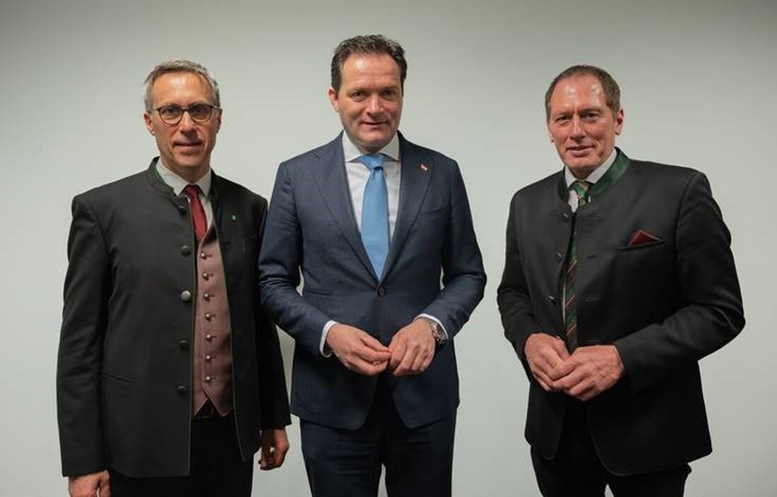 Landwirtschaftsminister Norbert Totschnig, LKÖ-Präsident Josef Moosbrugger und der Obmann des Landwirtschaftsausschusses Georg Strasser nehmen an der Internationalen Grünen Woche in Berlin teil. Das Trio wolle die EU-Agrarpolitik ökosozial ausrichten.