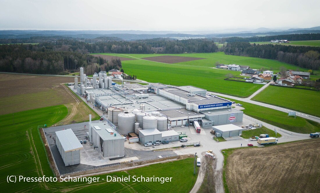 Der russische Angriffskrieg auf die Ukraine führt Österreichs große Abhängigkeit von fossilem Erdgas vor Augen. Anstelle einer kurzfristigen Lösung, wie etwa dem Abtausch von Erdgas durch Erdöl oder andere, wenig nachhaltige Alternativen, setzt Schärdinger auf nachhaltige und regionale Lösungen. So beschäftigte man sich bereits vor dem Ukraine-Krieg intensiv mit Themen wie Energieeffizienz und alternativer Energieversorgung. Ein Weg, der sich bezahlt macht – die Energiewende ist mittlerweile umgesetzt und die Projekte nehmen den Regelbetrieb auf.