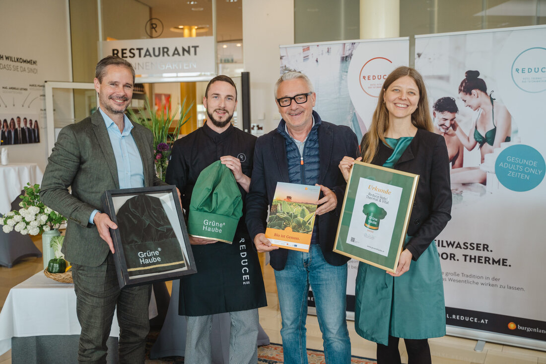 Unter dem Titel "GRÜNZEUG MIT HAUBE" fand die feierliche Verleihung der "Grünen Hauben" im REDUCE Gesundheitsresort Bad Tatzmannsdorf statt. Die Veranstaltung würdigte die beiden 4*Superior Thermenhotels und ihre Bemühungen in Bezug auf Nachhaltigkeit. Durch die Zusammenarbeit mit Lieferanten und Produzenten aus der Region sowie das Engagement der Mitarbeiter wird die Vision von Nachhaltigkeit Stück für Stück verwirklicht.