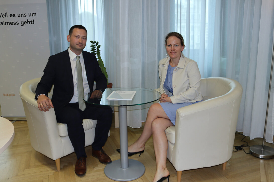 NÖ Bauernbunddirektor Paul Nemecek traf sich mit der Generaldirektorin der österreichischen Bundeswettbewerbsbehörde (BWB), Natalie Harsdorf-Borsch, um die Auswirkungen steigender Lebensmittelpreise und den Verkauf der Borealis Düngemittelsparte zu besprechen. Die BWB gab Einblicke in ihre Untersuchung des Lebensmittelmarktes, um Klarheit und Transparenz zu gewährleisten. Nemecek betonte die Notwendigkeit, die gestiegenen Kosten für Landwirte anzugehen und äußerte Bedenken hinsichtlich des Borealis Deals.