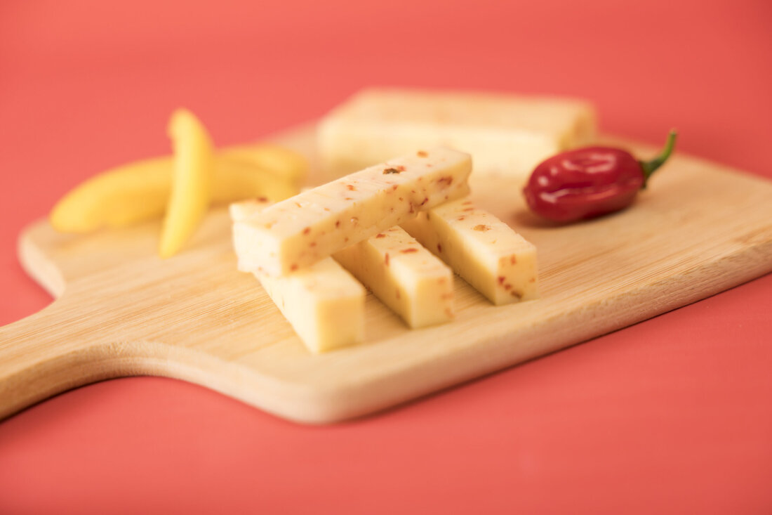 Die Erlebnissennerei Zillertal, ein Tiroler Familienunternehmen, präsentiert eine neue Käsesorte aus Heumilch: das "Chili-Paprika Genuss-Erlebnis". Diese pikante Ergänzung zum Sortiment bekräftigt das Engagement des Unternehmens für hochwertige, nachhaltige Produkte. Heumilchkäse wird aus Gras gefütterter Milch hergestellt und bietet einen einzigartigen Geschmack. Die Sorte reiht sich in eine Reihe weiterer Geschmackserlebnisse aus Heumilch ein.
