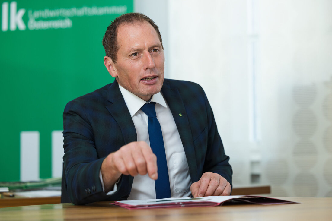 Die Landwirtschaftskammer fordert von der EU-Kommission mehr Transparenz und Schutzmaßnahmen für die europäischen Getreidemärkte. Die steigenden Preise und die aktuelle Situation, beeinflusst durch den russischen Angriffskrieg, erfordern dringende Marktbeobachtungen und Handlungen. Die Sicherung von Exportmöglichkeiten für Länder wie die Ukraine und die Aufrechterhaltung von EU-Lebensmittelstandards sind zentrale Anliegen. Ein 'New Deal' für die europäische Agrarpolitik wird als notwendig erachtet.