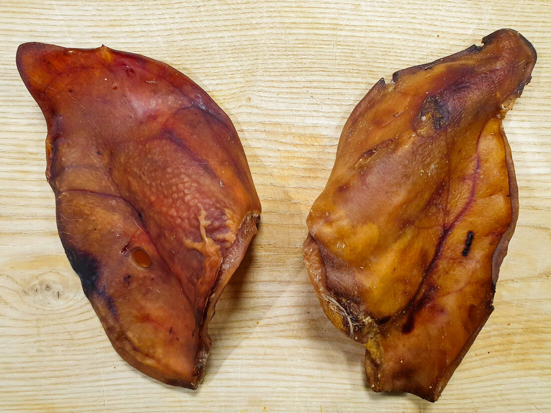 In der Diskussion über steigende Lebensmittelpreise und Teuerung zeigt sich, dass die Wertigkeit von Lebensmitteln oft von subjektiven Faktoren abhängt. Beispielsweise kosten getrocknete Schweineohren für Hunde etwa das Doppelte pro Kilo im Vergleich zu Schweinefilet. Dies wirft die Frage auf, wie viel uns unser Essen wirklich wert ist und warum wir oft eher an anderen Ausgabenprioritäten festhalten.