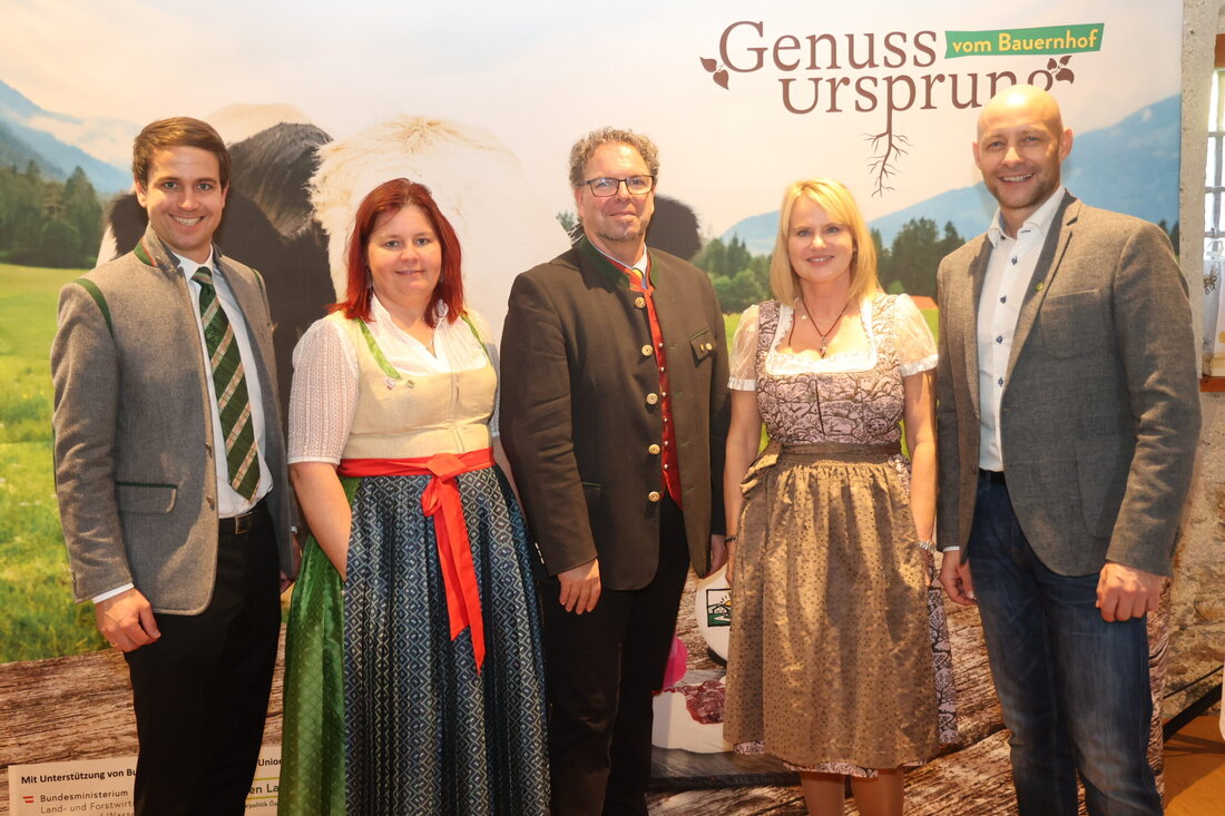 Die Mitgliedsbetriebe von Urlaub am Bauernhof in Kärnten starten das Projekt "Genuss-Ursprung", das auf Regionalität und Nachhaltigkeit setzt. Das Projekt wurde während der Jahreshauptversammlung offiziell vorgestellt und beinhaltet auch eine Kooperation namens "GenussSchuss" mit der Privatbrauerei Hirt. Der Fokus liegt auf der Stärkung des Bewusstseins für Lebensmittel und Nachhaltigkeit, um die bäuerlichen Vermietungsbetriebe gezielter als Botschafter der bäuerlichen Lebenswelten zu positionieren.