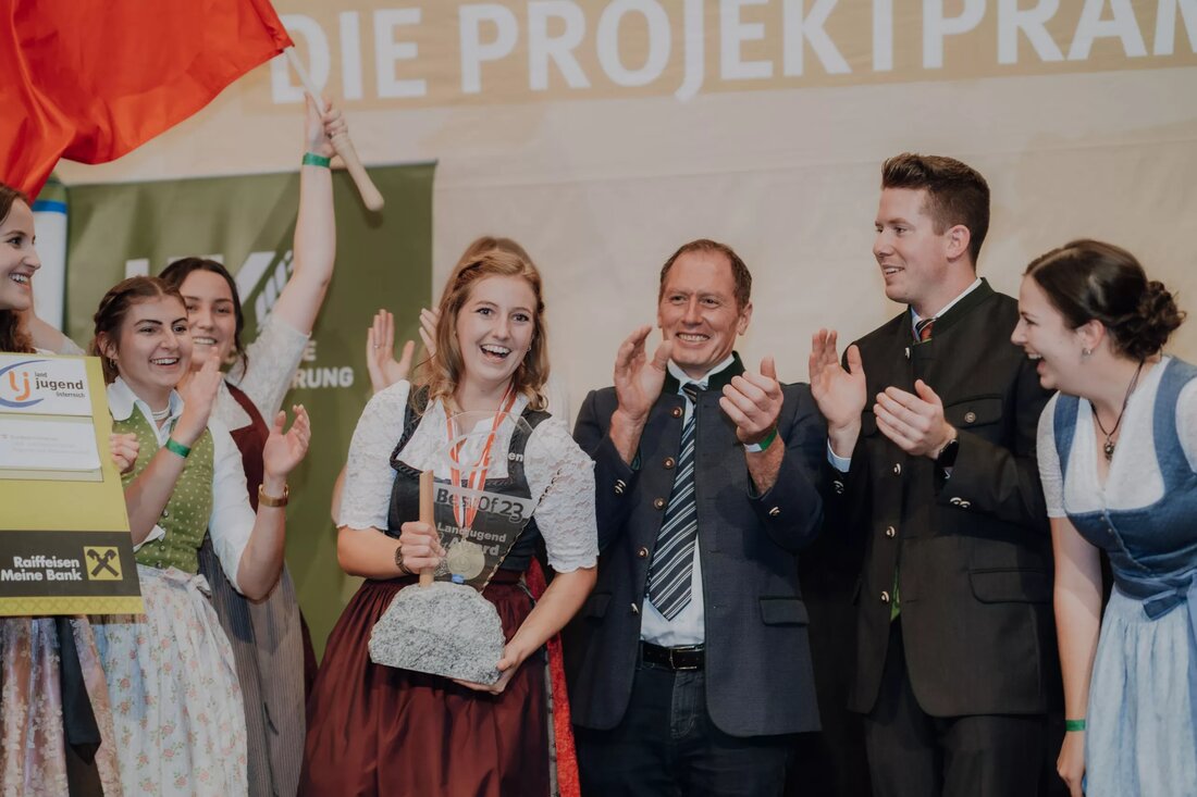 Die Jungbauernschaft/Landjugend aus Tirol in Schwoich sicherte sich den Landjugend-Award 2023 für ihr herausragendes Projekt "Londwirtschoft seng, dalem und gem". Die Initiative konzentriert sich darauf, Verbraucher mit lokalen Produzenten zu verbinden und den Wert regionaler Produkte zu betonen. Landwirtschaftskammer Österreich-Präsident Josef Moosbrugger überreichte den Preis und lobte die Rolle des Projekts bei der Stärkung der Verbindung zwischen Gemeinden und lokaler Landwirtschaft.