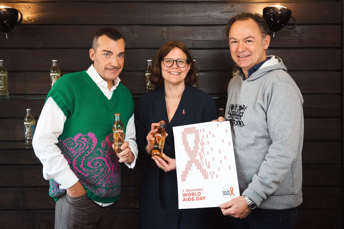 Zum Welt-AIDS-Tag am 1. Dezember lanciert Almdudler in Kooperation mit der Aids Hilfe Wien eine Sonderedition. Im Mittelpunkt steht der Kampf gegen Diskriminierung und die weltweite Ungleichheit bei der Verteilung von Präventionsmitteln. Der Erlös aus dem Verkauf der limitierten Edition geht an die Aids Hilfe Wien, die sich für Aufklärung, niederschwelligen Zugang zu Prävention und Entstigmatisierung von HIV/AIDS einsetzt.