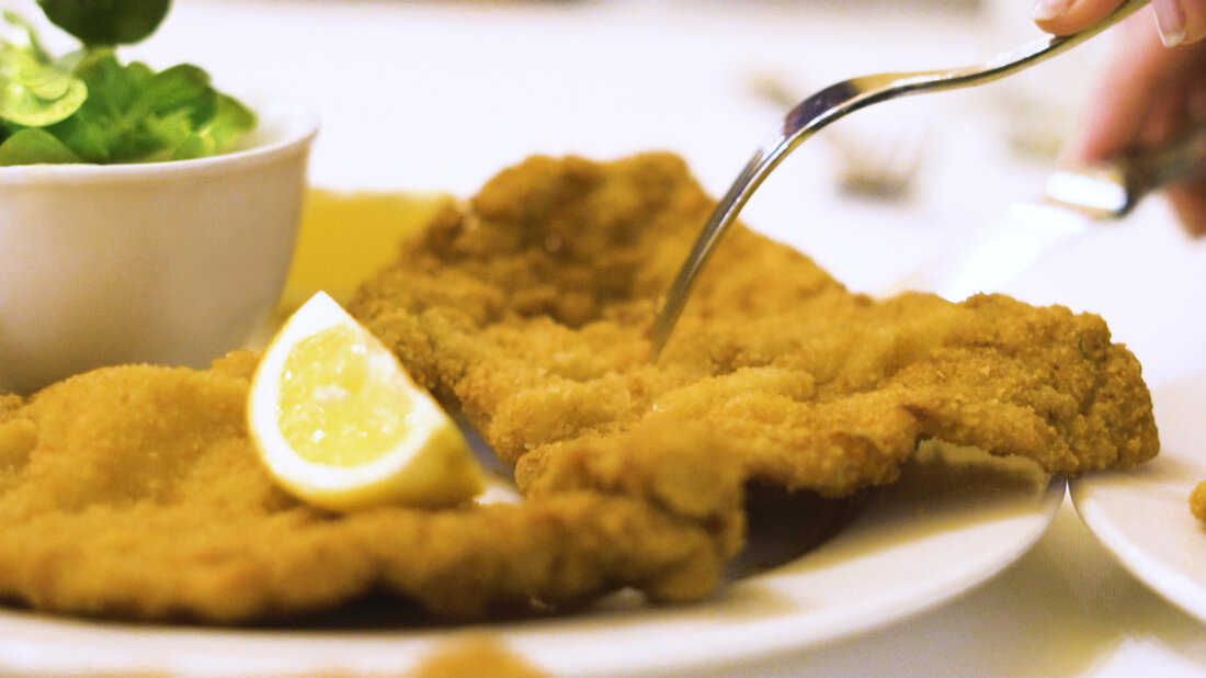 Dokumentarfilme über Wiener Schnitzel und Vanillekipferl gewinnen US-Filmpreis in Los Angeles. Einblicke in Wiens Handwerk und kulinarische Traditionen.