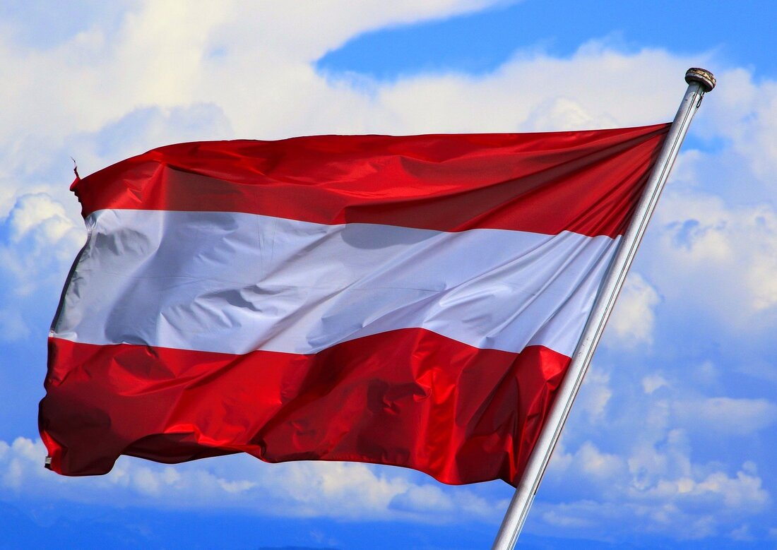 Laut Statistik Austria verzeichnete der österreichische Handel im zweiten Quartal 2023 einen inflationsbereinigten Umsatzrückgang von -3,9%. Besonders betroffen war der Non-Food-Handel mit einem Minus von -6,4%. Im ersten Halbjahr mussten 6.400 Einzelhändler schließen. Gleichzeitig gibt es mehr als 20.000 unbesetzte Stellen im Handel. Die Kaufkraftsinken und steigende Fremdkapitalzinsen belasten die Branche weiterhin.