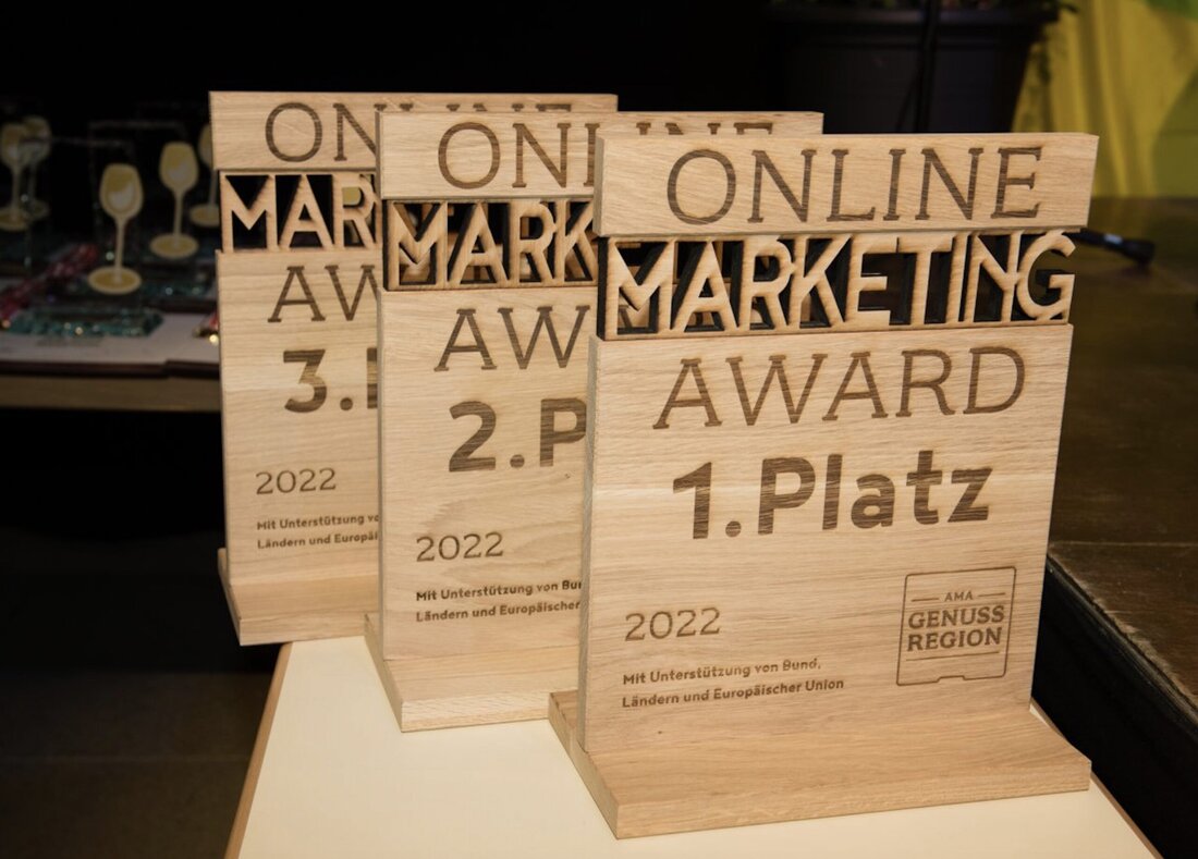 Das Netzwerk Kulinarik vergab heuer zum ersten Mal den Online Marketing Award. Gesucht wurden AMA Genuss Region Direktvermarkter und Manufakturen, die sich online perfekt präsentieren. Bewertet wurden der Website- und Social-Media-Auftritt und – sofern vorhanden – die Bestellmöglichkeit via Internet. Alle Betriebe, die mitgemacht haben, erhielten von Fachexperten Feedback. Diese drei Spitzen-Betriebe wurden gekürt. Platz eins: Destillerie Farthofer GmbH Mostviertelplatz 6, 3362 Öhling, www.destillerie-farthofer.at Platz zwei: farmgoodies GmbH Am Emerberg 12, 4174 Niederwaldkirchen, www.farmgoodies.net Platz drei: Fleischerei Mosshammer GmbH Zinzendorfgasse 12, 8010 Graz, www.mosshammer.at