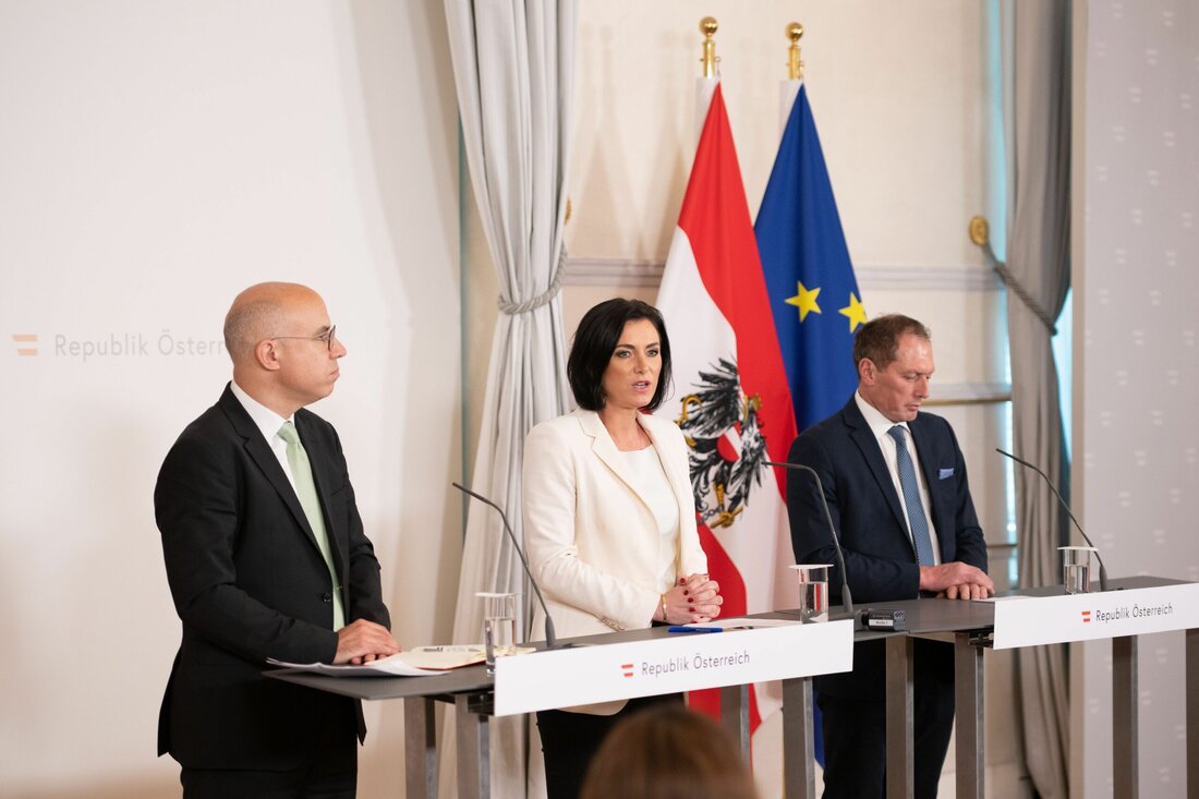 Mit der Stimmenmehrheit von ÖVP und Grünen passierte das GAP-Paket den heutigen Landwirtschaftsausschuss. Damit wird der gesetzliche Rahmen für den GAP-Strategieplan zur Gewährung von EU-Fördermitteln auf nationaler Ebene geschaffen. In der Minderheit oder vertagt wurden mehrere Initiativen der Opposition. Das betrifft SPÖ-Forderungen zu Vollspaltenböden, Gentechnik und zum Ausbau von Förderungen, FPÖ-Anträge zur Teuerung, Lebensmittelkennzeichnung und zum Wolfsmanagement sowie eine NEOS-Initiative zur Absicherung der Versorgungssicherheit. GAP-Paket legt rechtlichen Rahmen für österreichischen GAP-Strategieplan fest Zur Gewährung der EU-Fördermittel im Rahmen der Gemeinsamen Agrarpolitik (GAP) nach 2022 soll der gesetzliche Rahmen für den GAP-Strategieplan auf nationaler Ebene geschaffen werden. Mit dem vorliegenden GAP-Paket …