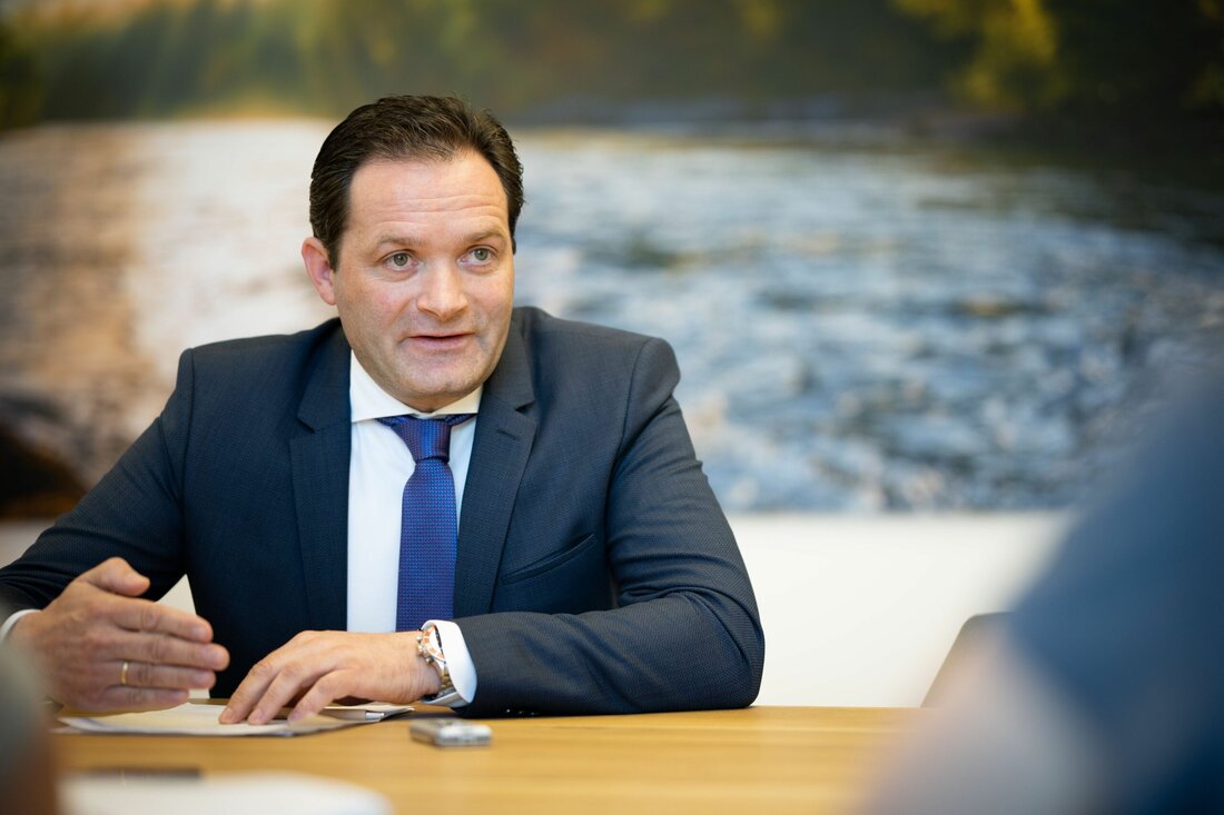 Herkunftskennzeichnung bei Lebensmitteln: Landwirtschaftsminister Totschnig drängt auf Umsetzung in Österreich. Landwirtschaftsminister Norbert Totschnig fordert die rasche Einführung der Herkunftskennzeichnung für verarbeitete Lebensmittel in Österreich. Die Umsetzung soll noch vor den nächsten Wahlen erfolgen.
