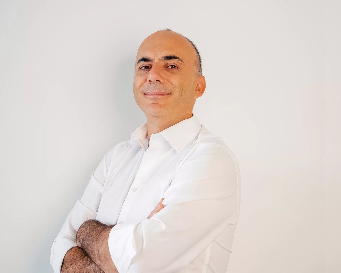 In einem bemerkenswerten Schritt zur Selbstständigkeit hat die Orderman Italia GmbH, bisher für den italienischen Markt zuständig, in einer strategischen Wende 100 Prozent der Anteile an der österreichischen Orderman GmbH erworben. Dieser Buyout markiert das Ende der Zugehörigkeit zum NCR Voyix Konzern und den Beginn einer ambitionierten Ära der Neuausrichtung und Innovation innerhalb der Orderman Gruppe. Führungsteam mit Vision Unter der Leitung von Stefano Casarin, dem CEO von Orderman Italia, und unterstützt von Sascha Giacomuzzi als neuem Vorstandsvorsitzenden sowie Christian Korneli, dem neuen CEO des österreichischen Standorts, positioniert sich die Orderman Gruppe neu. Dieses starke Führungstrio bringt umfangreiche Erfahrung und …