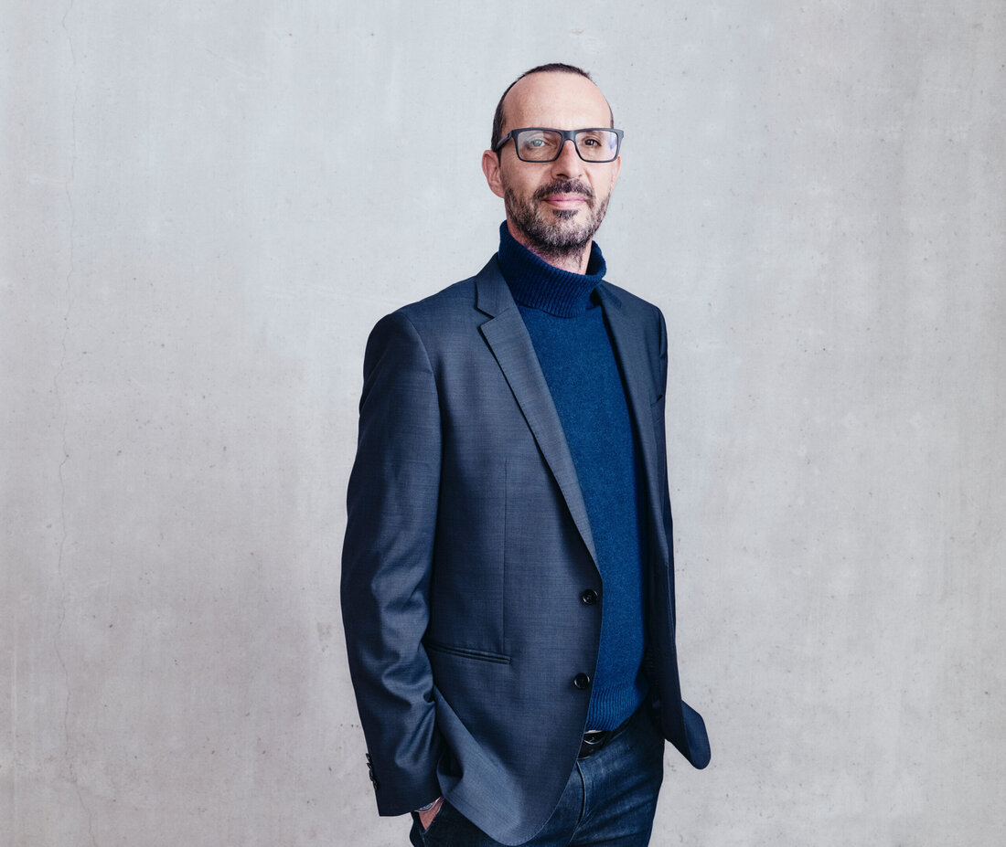 Mit August 2022 kommt es zu Veränderungen im Führungsteam von MPREIS. Der langjährige Geschäftsführer Peter Paul Mölk verlässt die Geschäftsführung und wird künftig als Mitglied des Beirats die Zukunft des Unternehmens aktiv mitgestalten. Peter Paul Mölk ist seit 1995 in unterschiedlichen Positionen bei MPREIS tätig und hat als Geschäftsführer in den vergangenen Jahren maßgeblich am Wachstum und Erfolg des Lebensmittelhändlers mitgewirkt. Ab August 2022 leiten die drei Geschäftsführer*innen David Mölk, Kerstin Neumayer und Martina Dutzler die Geschicke des Unternehmens und werden MPREIS in Abstimmung mit der Eigentümerfamilie für die kommenden Herausforderungen rüsten. Die bisher von Peter Paul Mölk geführten Bereiche &hellip;