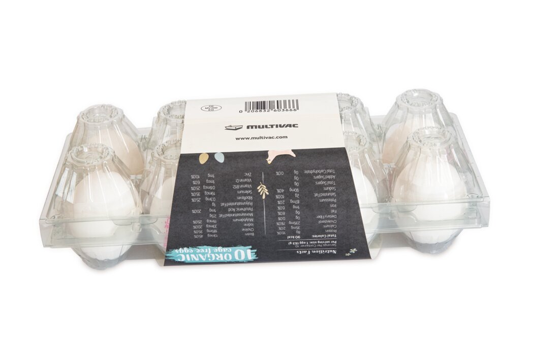Praktisch und vor allem bewährt sind sie, die typischen Verpackungen für vier, sechs oder zehn Eier. In der Regel bestehen sie aus recyceltem, papierfaserbasiertem Material oder aus transparentem Kunststoff. Die Kennzeichnung erfolgt durch die Vorbedruckung der Kartons, ein vorbedrucktes Klebeetikett auf der Oberseite der Packung oder mit Karton-Sleeves. Flexibler Etikettierer mit starker Leistung Mit dem Transportbandetikettierer L 310 bietet MULTIVAC nun eine effiziente Lösung für die Kennzeichnung von Eierverpackungen aus Kunststoff oder Karton, die Mehrwert in vielerlei Hinsicht verspricht. Der L 310 ermöglicht mit seinen patentierten, servoangetriebenen Andrückbürsten die automatisierte C- und D-Etikettierung ebenso wie die klassische Obenetikettierung mit einer …