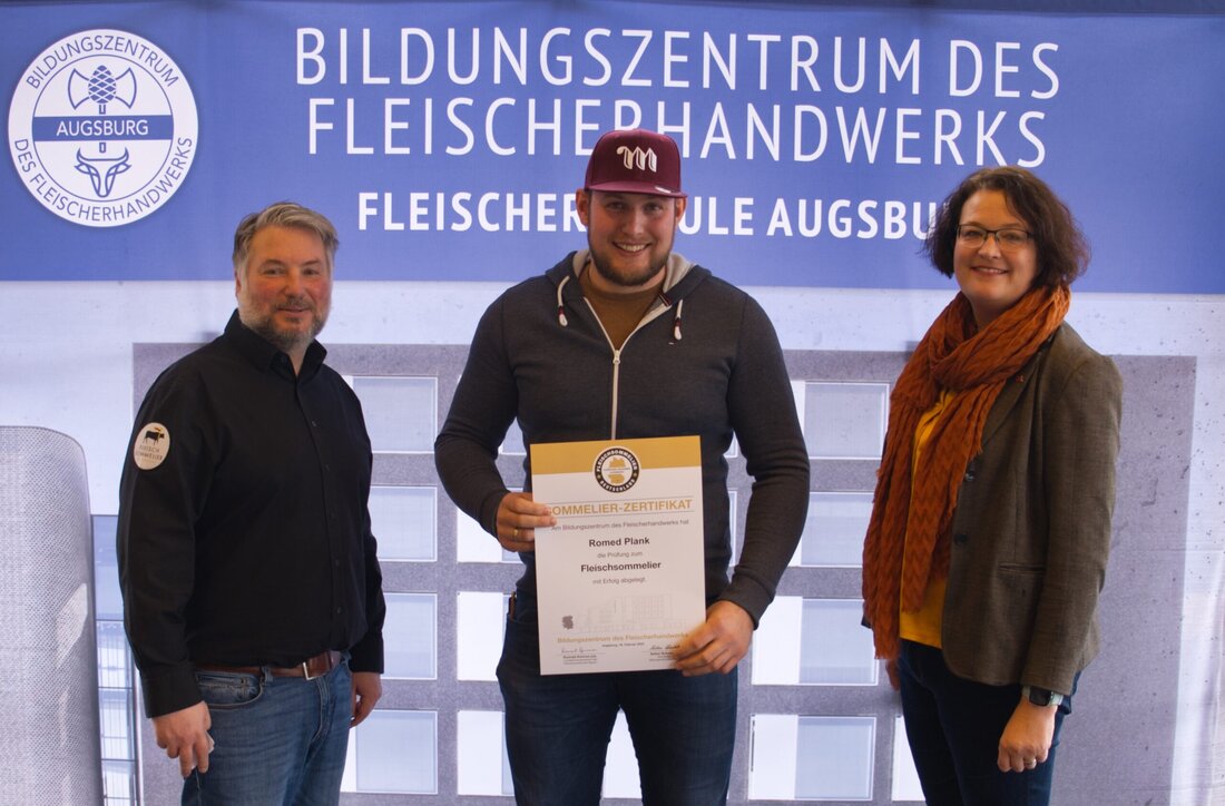 Romed Plank, vom Bartlhof in Thaur, hat die Fleischerschule Augsburg besucht – und die Prüfung zum zertifizierten Fleischsommelier abgeschlossen. „Ich habe viel gelernt“, berichtet Plank, „Vom Zuschnitt und Zubereitung vieler Special Cuts von Rind und Schwein, aber auch über anderer Fleischarten wie Lamm, Wild, Geflügel – und auch über Exoten. Gelehrt wurden auch die Vorzüge verschiedener Rassen und die richtige Fütterung und Haltung, um die optimale Fleischqualität zu erzielen. Da wir bei uns am Betrieb alle unserer Schlachttiere selbst aufziehen und mästen, waren für mich diesen Themen besonders interessant.“ Wir gratulieren dem frischgebackenen Fleischsommelier!