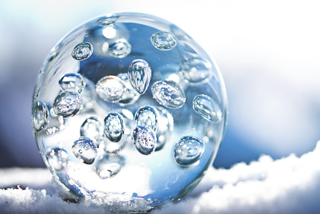 Erforscht wird die Anwendung von plasma-aktiviertem Wasser zur effektiven Eliminierung von Salmonellen auf Oberflächen in Geflügelhäusern.