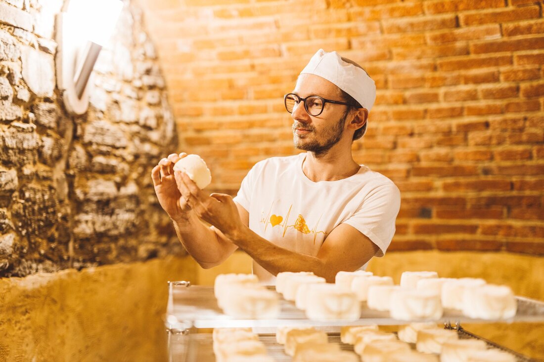 Im Rahmen der BIO AUSTRIA Bauerntage wurde gestern zum dreizehnten Mal der Innovationspreis BIO AUSTRIA-Fuchs für hervorragende Projekte und Ideen in der Biolandwirtschaft vergeben. Zum Mitmachen aufgerufen waren alle Biobäuerinnen und Biobauern Österreichs. Eine Jury wählte aus den zahlreichen Einreichungen aus jeder Kategorie zwei Sieger aus. Diese schafften den Sprung ins Online-Voting, wo die Reihung der Projekte erfolgte. Über 2.000 vergebene Stimmen zeugen von großem Interesse am Bio-Fuchs Wettbewerb beim Publikum. Die drei GewinnerInnen erhalten Preise im Wert von 600,- bzw. 500,- bzw. 400,- Euro, gesponsert von BIO AUSTRIA, Sonnentor und der Österreichischen Hagelversicherung. Die Preise sowie die Gewinnertrophäe werden &hellip;