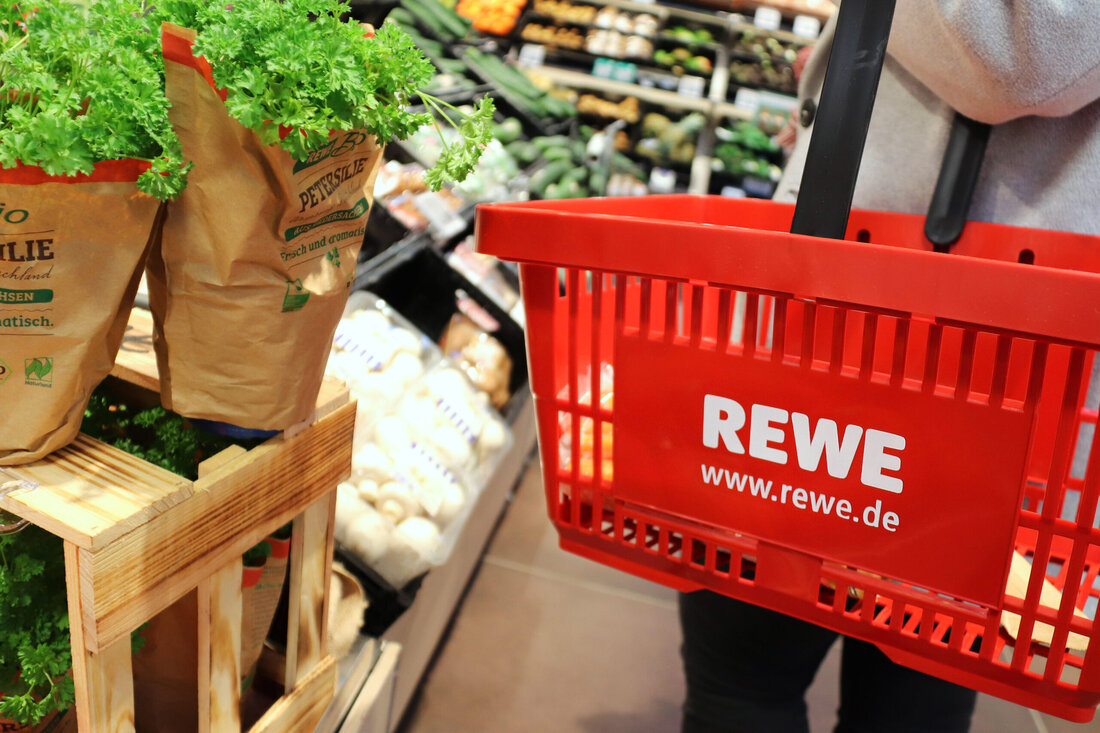 Die zweijährige Produktentwicklung trägt dem Trend nach bewusster und ausgewogener Ernährung Rechnung und eröffnet REWE-Kunden hierfür conveniente Lebensmittel. Diese kombinieren hochwertige tierische Eiweiße mit pflanzlichen Rohstoffen. Die in den Fleischprodukten verarbeitete Gemüsezubereitung enthält Paprika, Möhren, Zwiebeln, Tomaten, Erbsenmehl, Kräuter und natürliche Gewürze, jedoch keine Geschmacksverstärker. Die grobe Schweinebratwurst mit Gemüsezubereitung lässt sich einfach grillen oder braten, das „Better half&#8222;-Rinderhackfleisch sehr gut zu Bolognese, Frikadellen oder Wraps verarbeiten. Außerdem enthält das hybride Hack deutlich weniger Fett und Kalorien als klassisches Rinderhack. Voraussichtlich im Herbst soll die &#8222;Best half&#8220;-Produktrange bundesweit und exklusiv in allen REWE-Märkten verfügbar sein. Fleischreduktion ohne Genusseinbußen Damit werden &hellip;