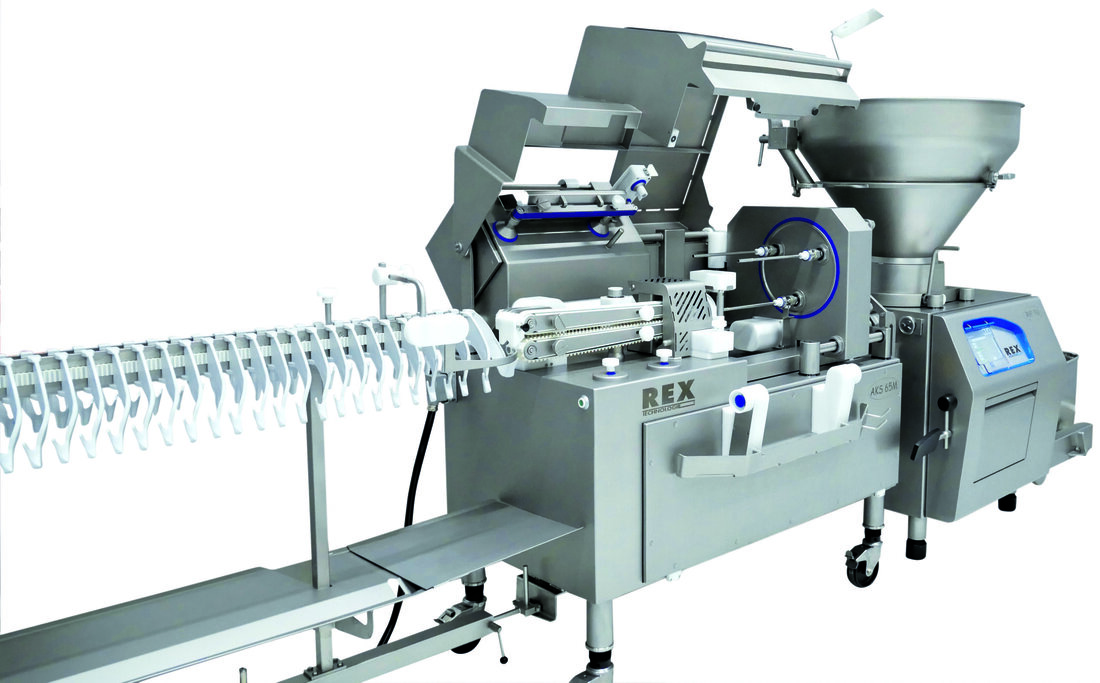 Rex Technologie präsentiert auf der IFFA 2025 neben den bewährten Vakuumfüllern und Portioniersystemen zwei Neuheiten: die innovativen Abdreh- und Aufhängesysteme AKS 65 und AKS 65M.

