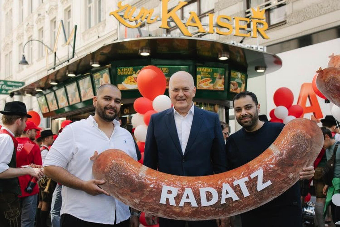 Die beliebteste Wurst des Landes wurde zum Auftakt der Grillsaison mit einem musikalischen Radatzky-Marsch zu den traditionsreichen Würstelständen in der Wiener Innenstadt gefeiert.