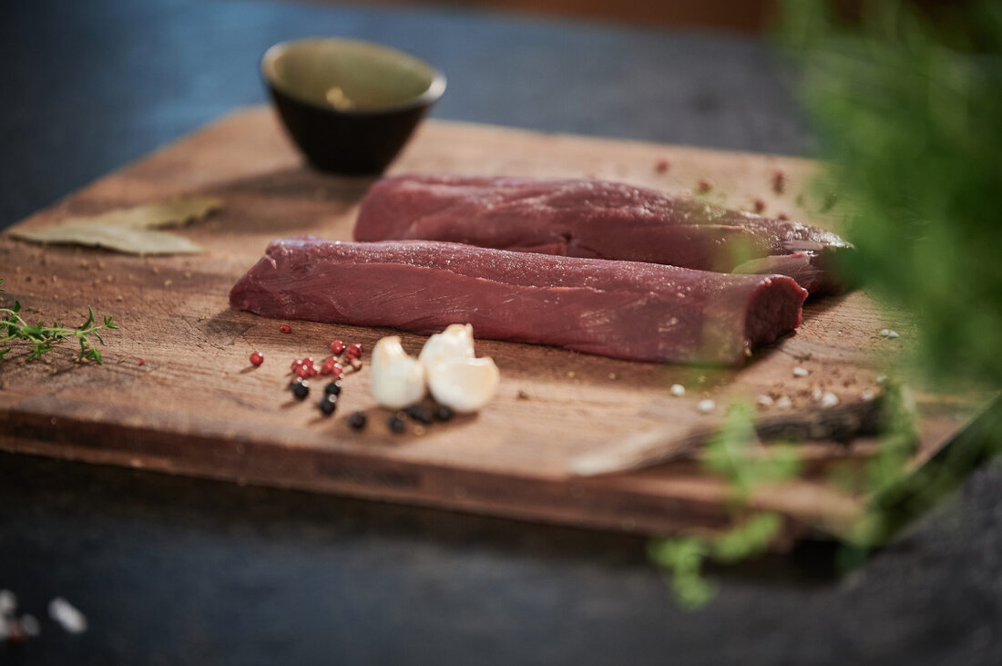 Wildbret hat viele förderliche Effekte auf die Gesundheit. Das Fleisch übertrifft nachweislich den Proteingehalt von Fleisch aus landwirtschaftlicher Nutztierhaltung und zählt neben Fisch zu den reichhaltigsten Eiweißquellen überhaupt. Darüber hinaus besitzt dieses Eiweiß eine hervorragende biologische Wertigkeit, wodurch der menschliche Körper es sehr effizient verwerten und leicht in körpereigenes Protein umwandeln kann. Mit diesen Eigenschaften hebt sich Wildbret von anderen Fleischsorten ab und macht es besonders gut geeignet in der Sportler-Ernährung zum Muskelaufbau. Ein weiterer Ernährungsvorteil von Wildbret ist, dass es einen sehr geringen Fett- und Bindegewebeanteil aufweist und somit sehr leicht verträglich ist. Der geringe Fettanteil von Wildbret ist …