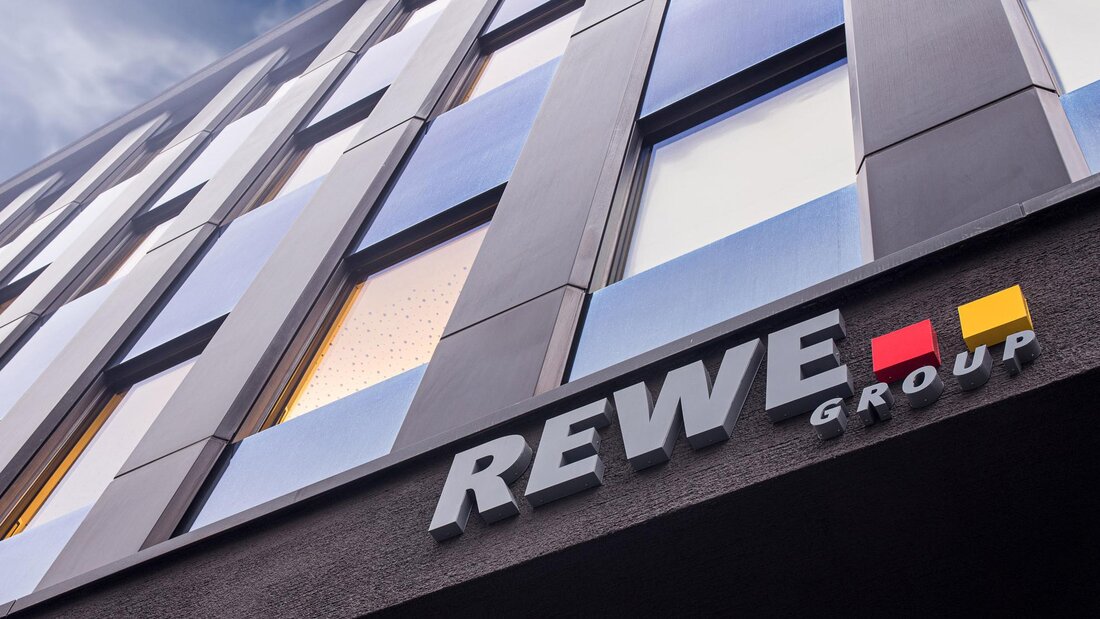Trotz hoher Inflation, Konsumzurückhaltung und wirtschaftlicher Unsicherheiten konnte die Rewe Group 2024 ein starkes Ergebnis erzielen. Der internationale Handel wächst, Österreich bleibt mit Milliardeninvestitionen ein zentraler Schwerpunkt.